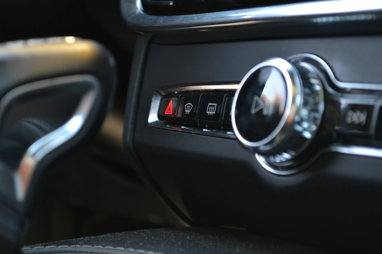 Knop voor de alarmlichten op het dashboard van een auto