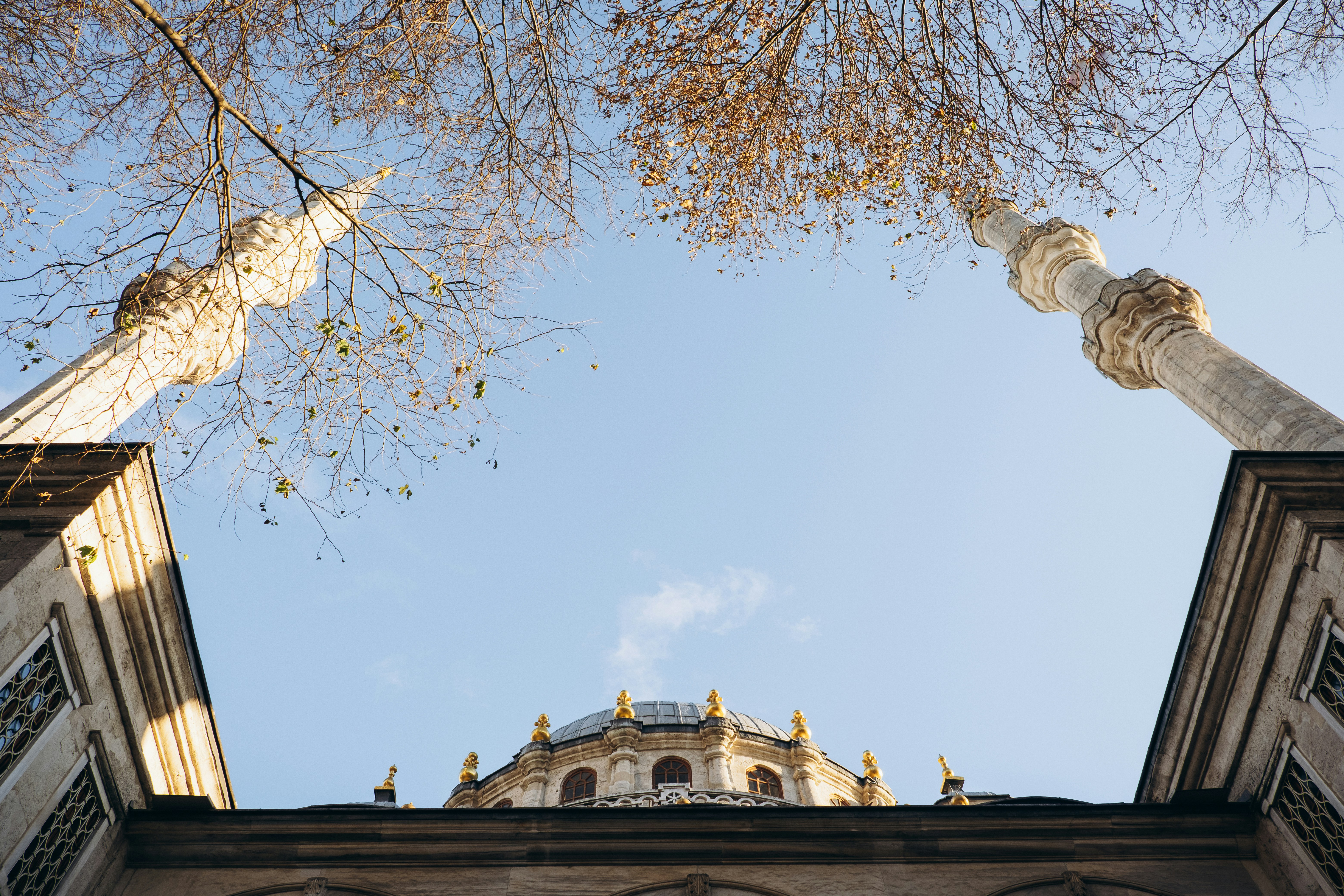 Las torres de las mezquitas se elevan hacia un cielo azul claro.