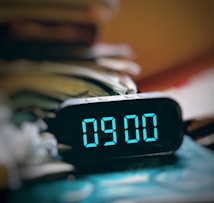 São 9 horas mostradas em um relógio digital.