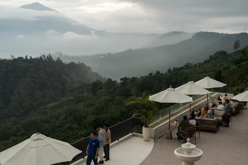 Горная терраса с видом на вершины