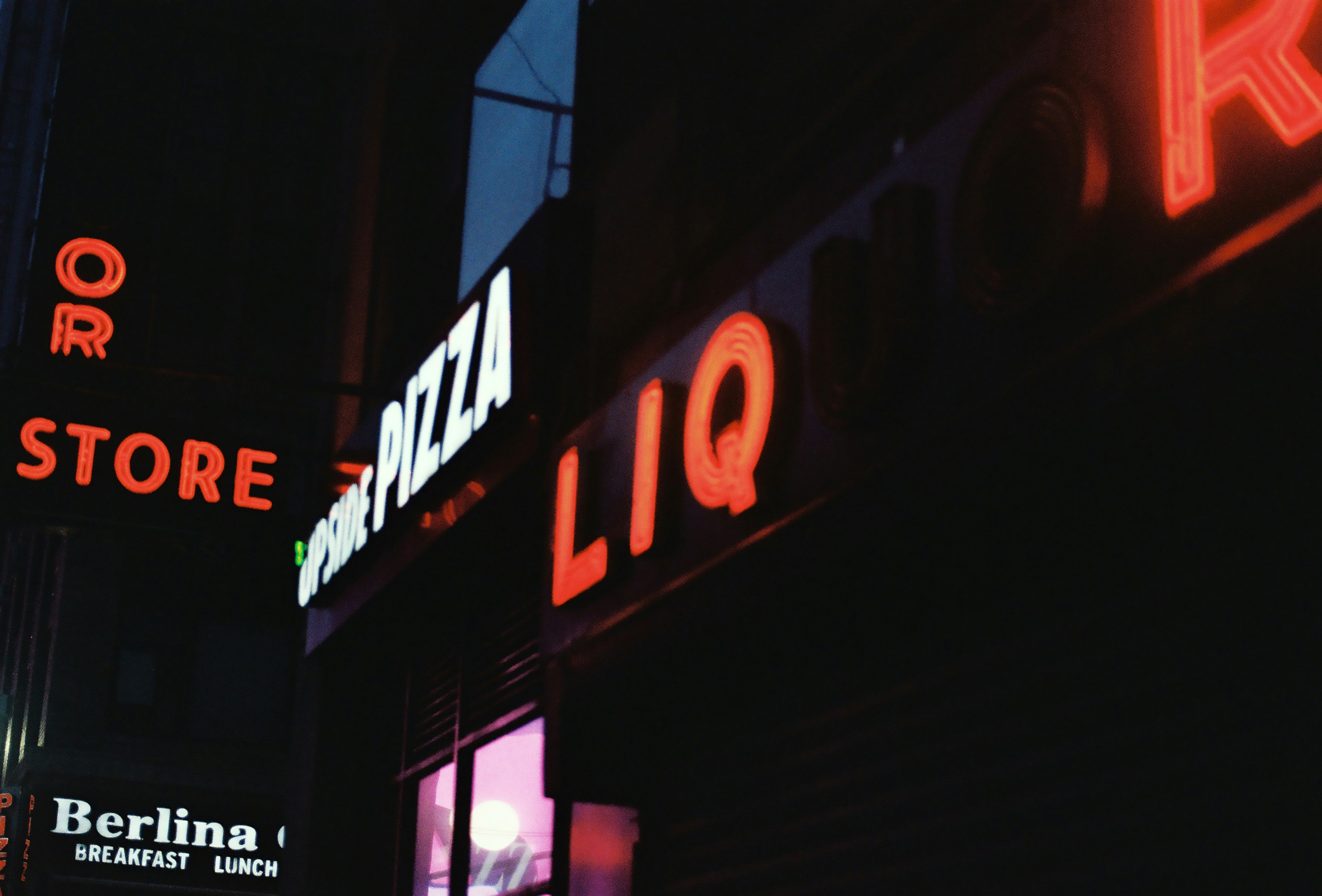 ネオンサインがお店が立ち並ぶ夜景を照らします。