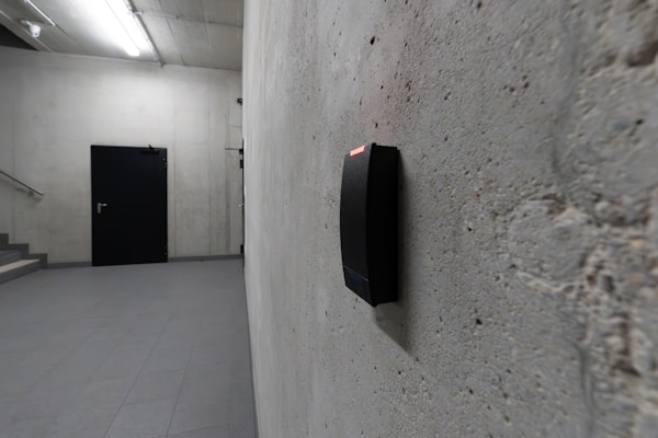 Lecteur mural pour badge — porte sécurisée