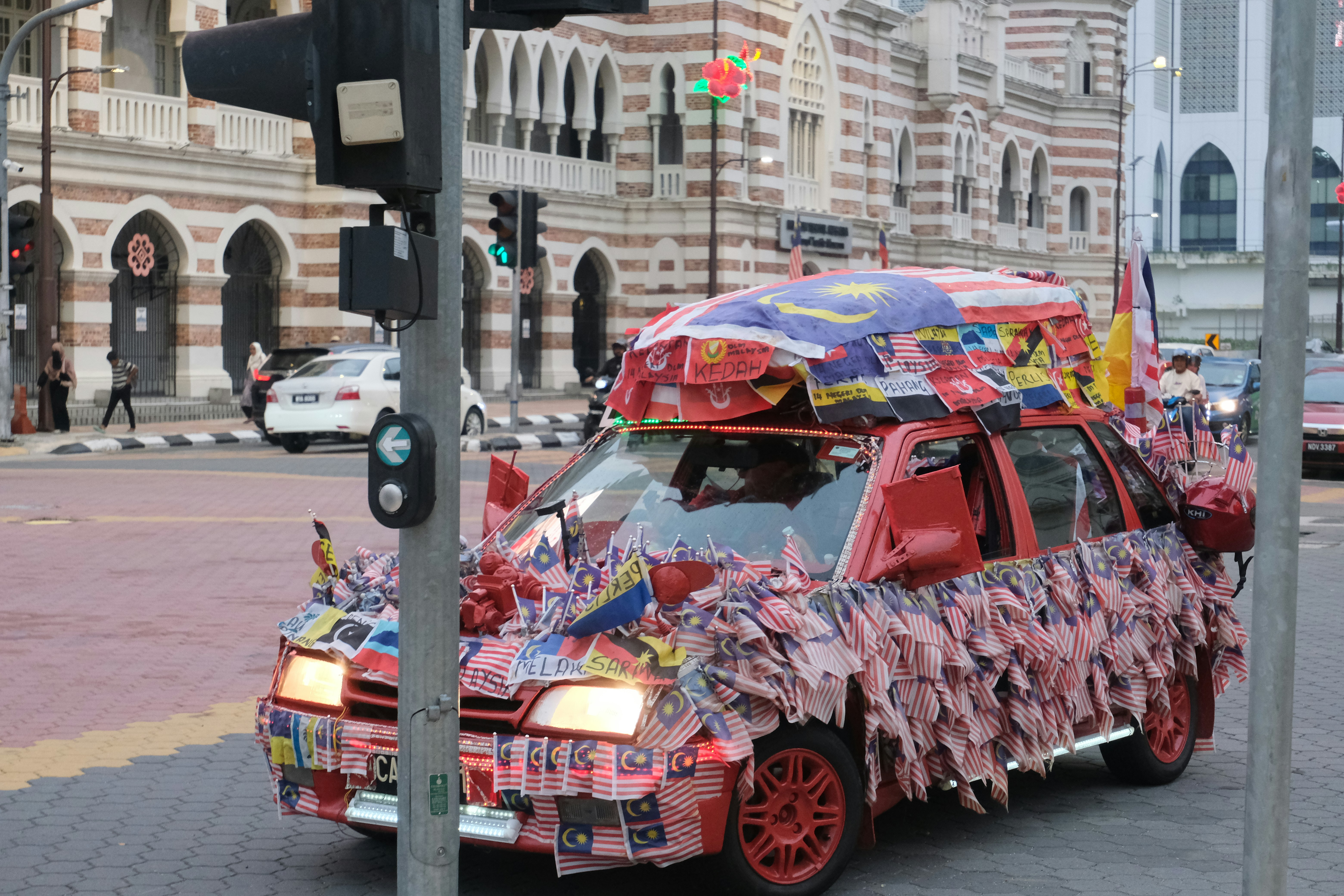 Un coche está decorado con banderas.