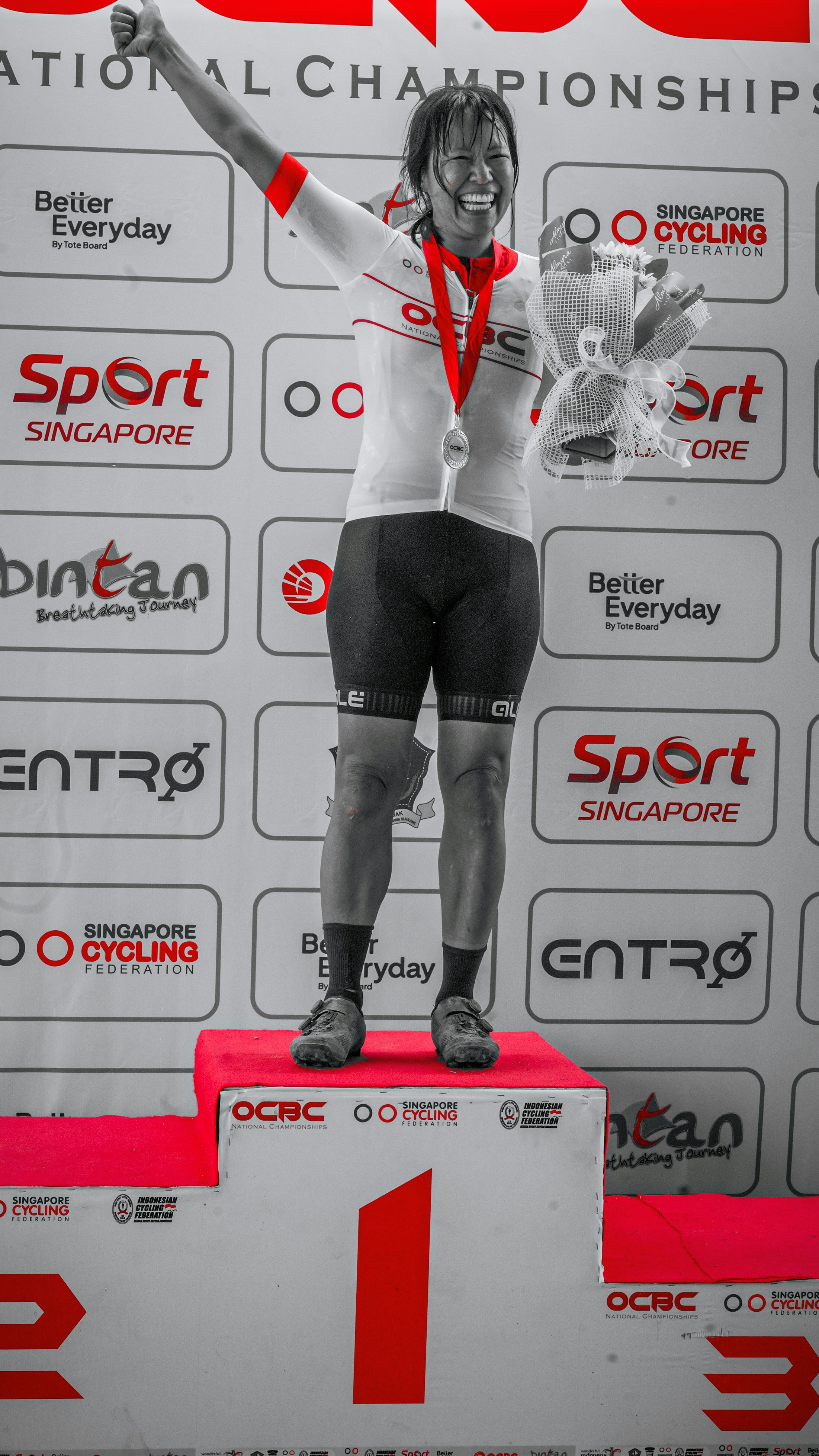 Radfahrer feiert Sieg auf dem Podium.