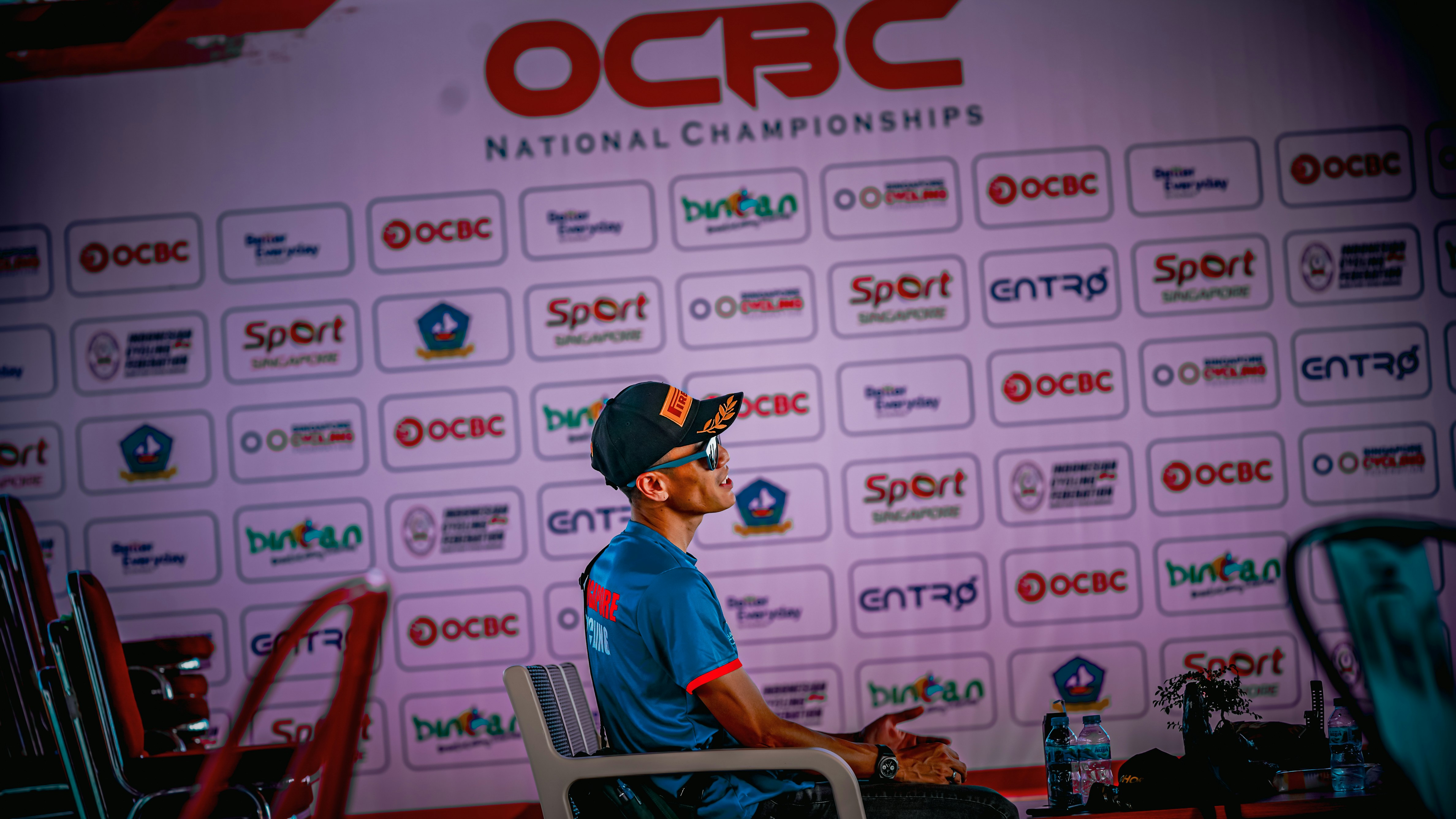 Seorang pria duduk di acara kejuaraan nasional ocbc.
