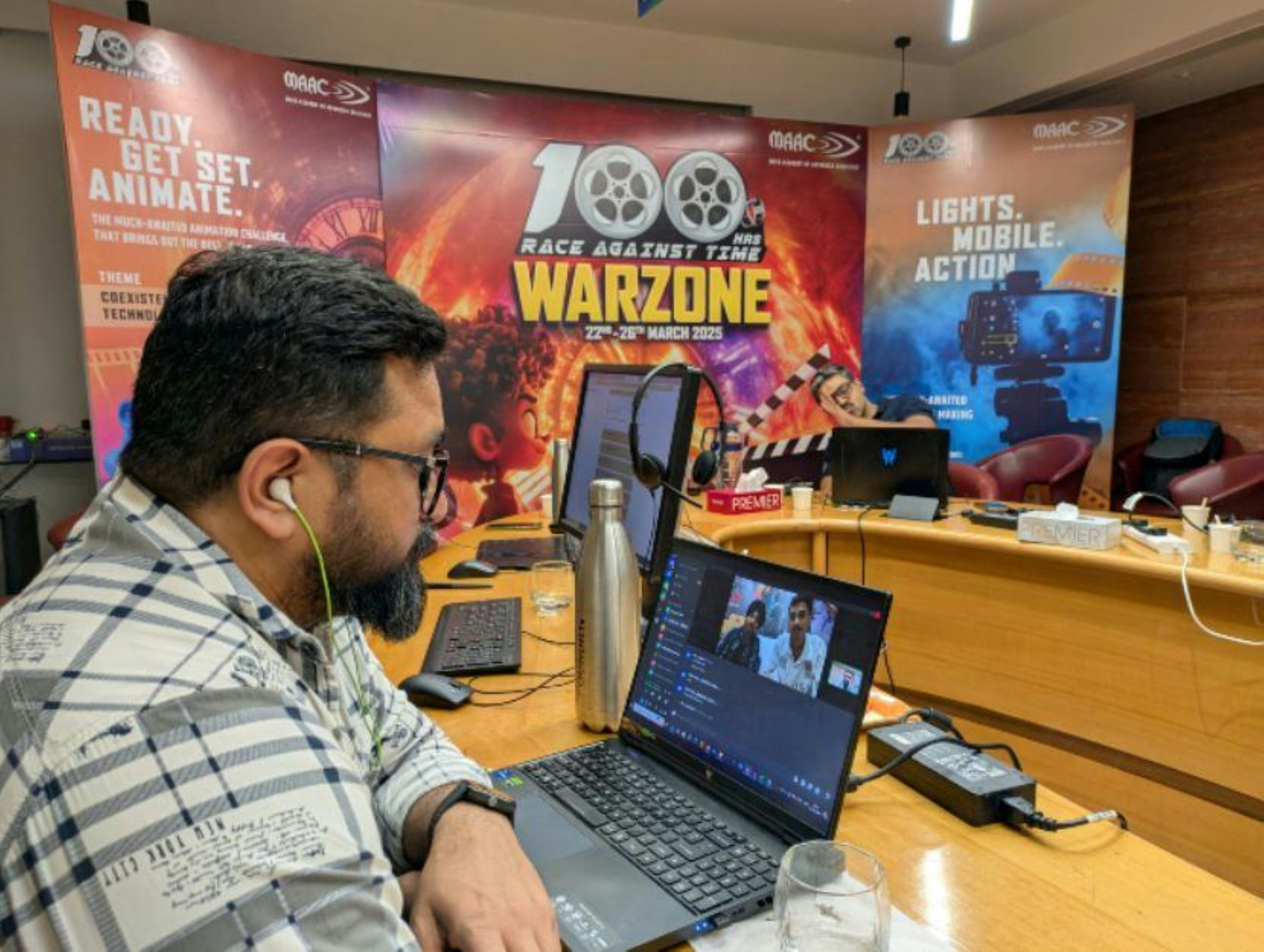 Un homme est en appel vidéo dans un bureau.