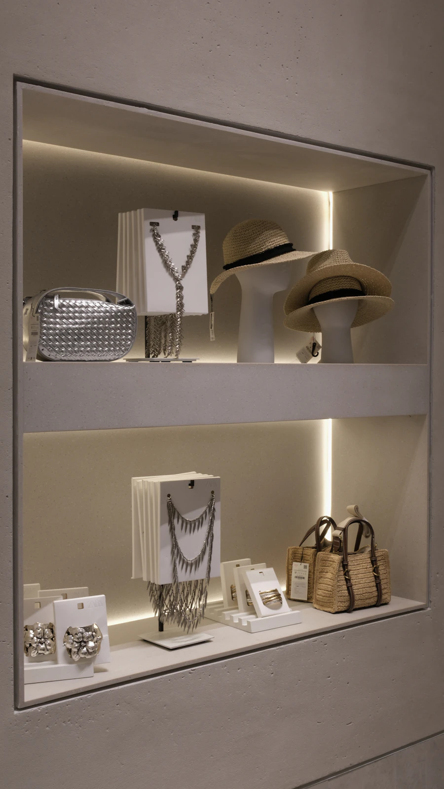 Glitzernde Clutches und Schmuck