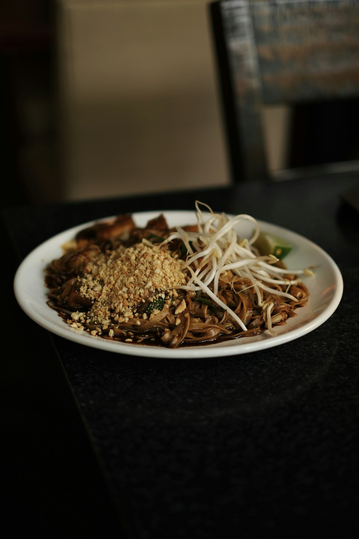 パッ・シーイウ（タイ式広麺の醤油炒め）