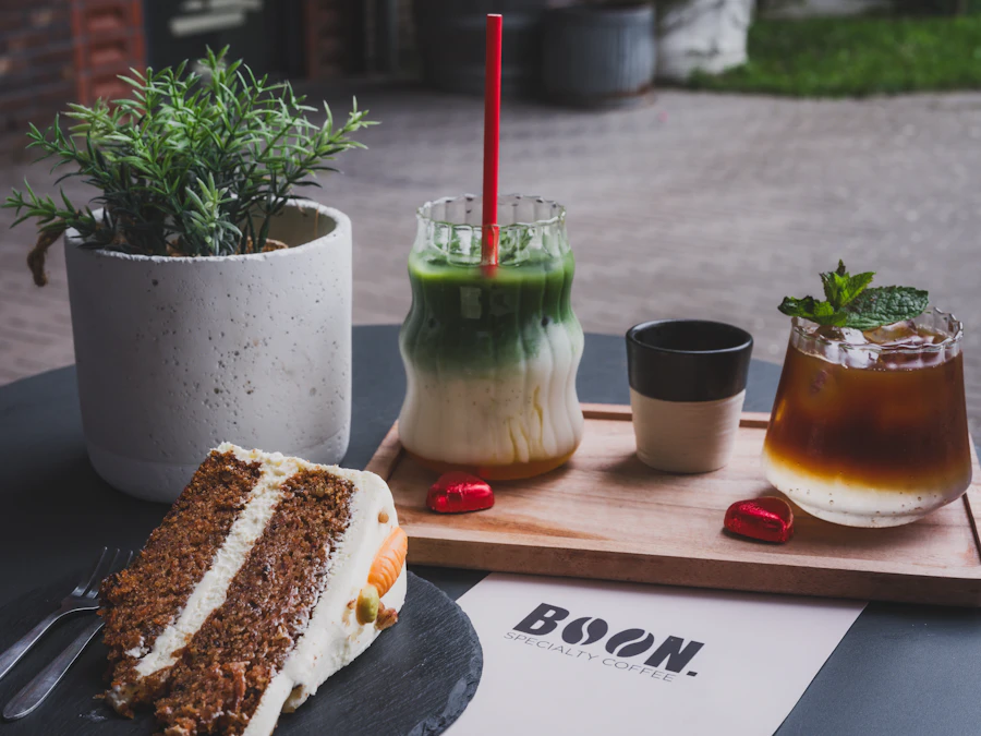Kaffee, Matcha und Kuchen