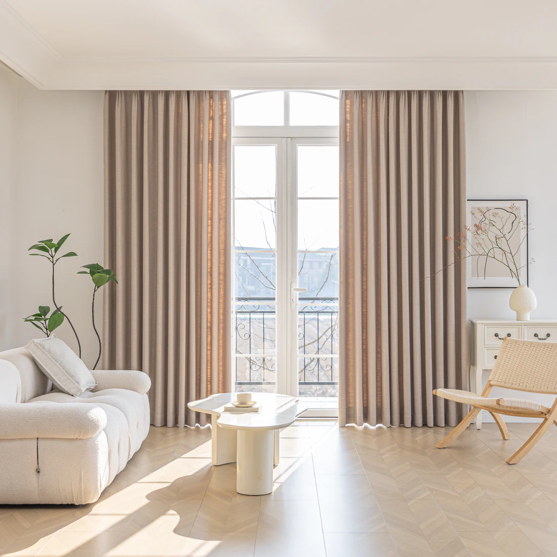 Salon élégant avec rideaux sur mesure du plancher au plafond, projet Rikko Stores