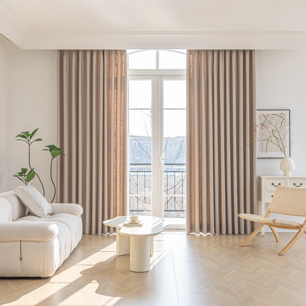 Interior sereno com tecidos naturais, cortinas de linho e luz suave