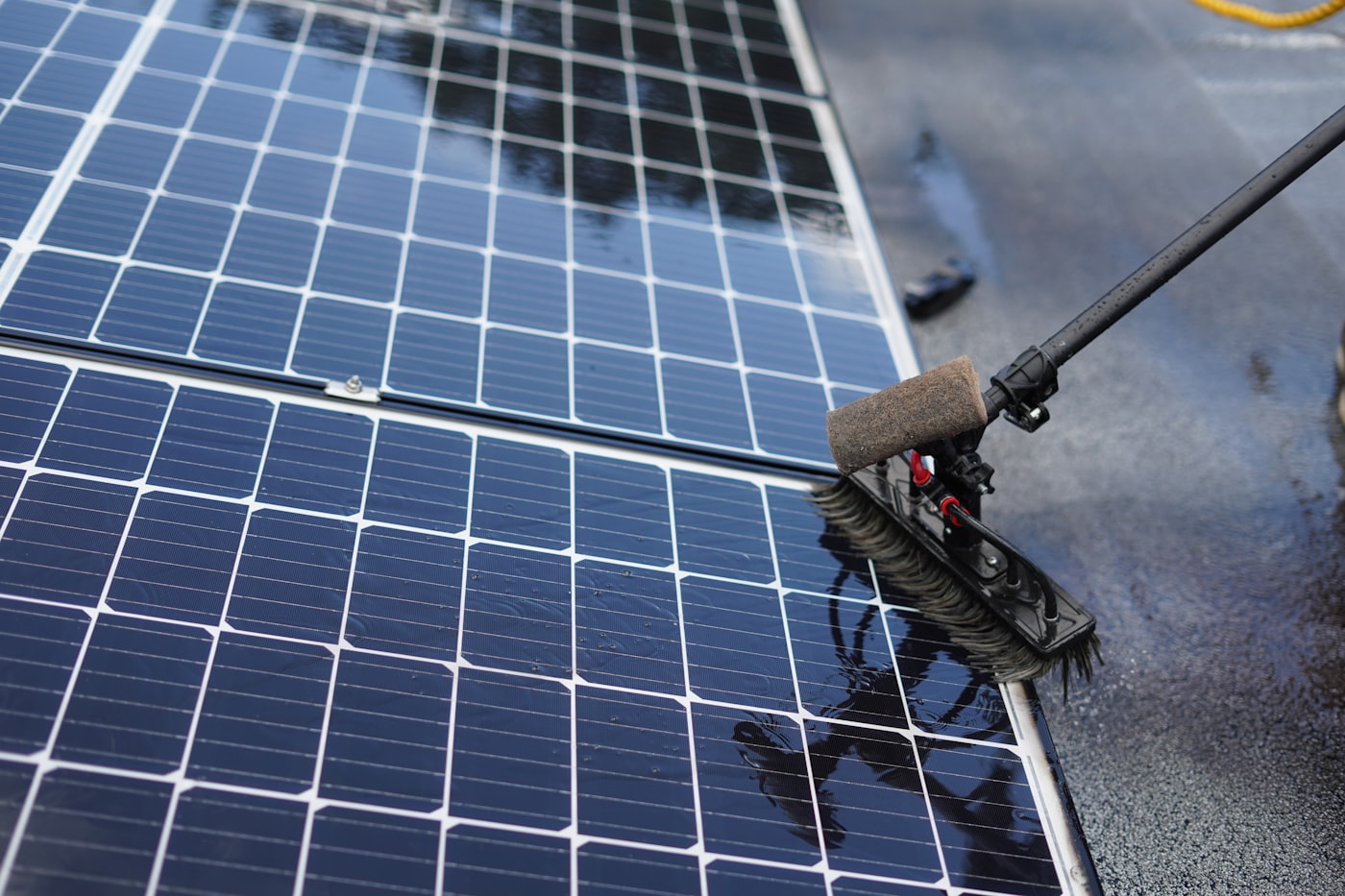 Reinigung von Solarmodulen mit einer Bürste auf einem Dach