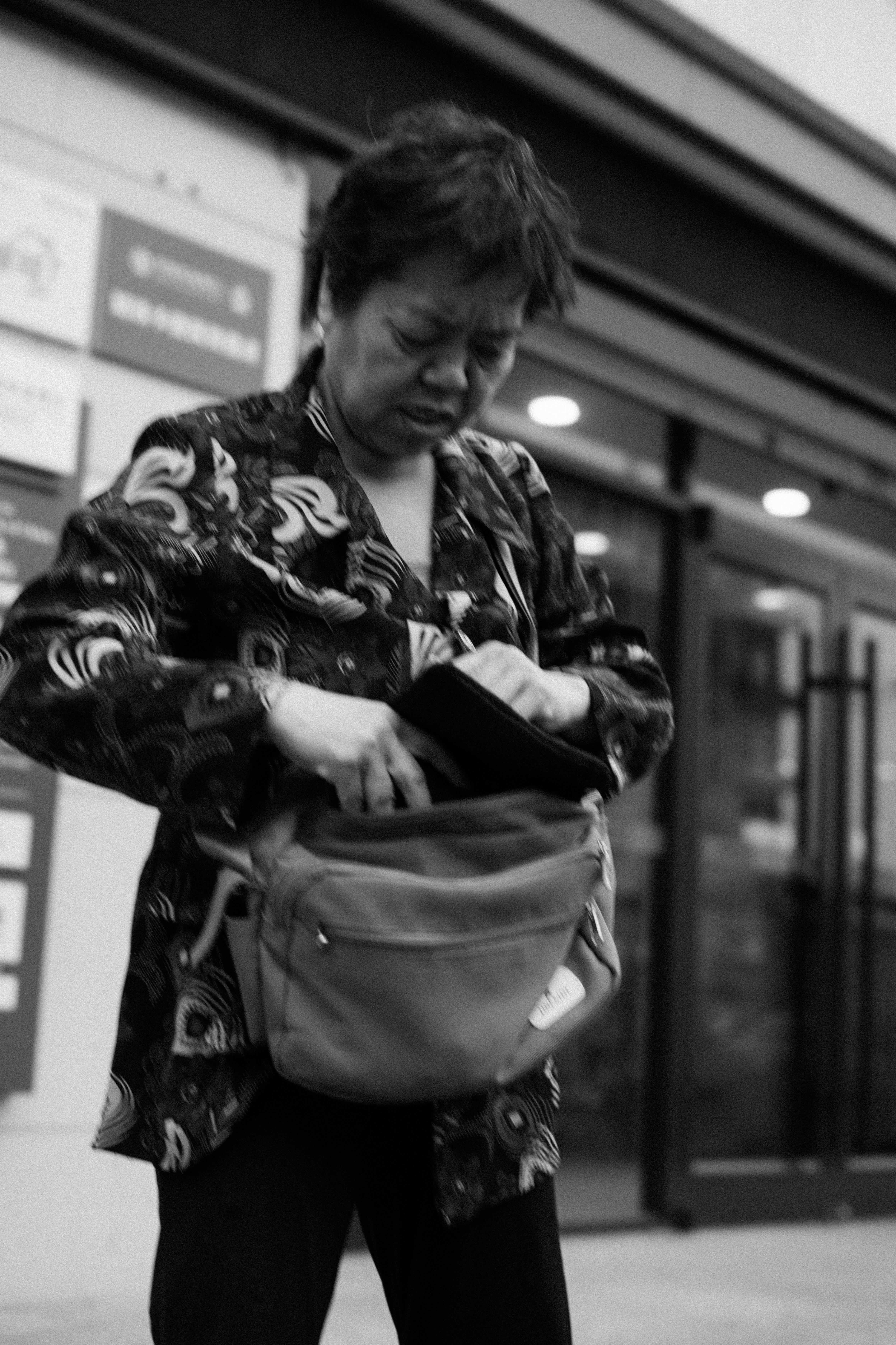 Wanita mencari sesuatu di dompetnya.