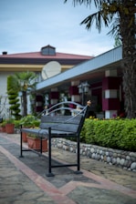 радинска пейка до дървена градинска стена с храсти и растения в Пазарджик.