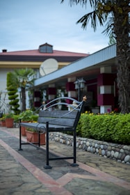 радинска пейка до дървена градинска стена с храсти и растения в Пазарджик.