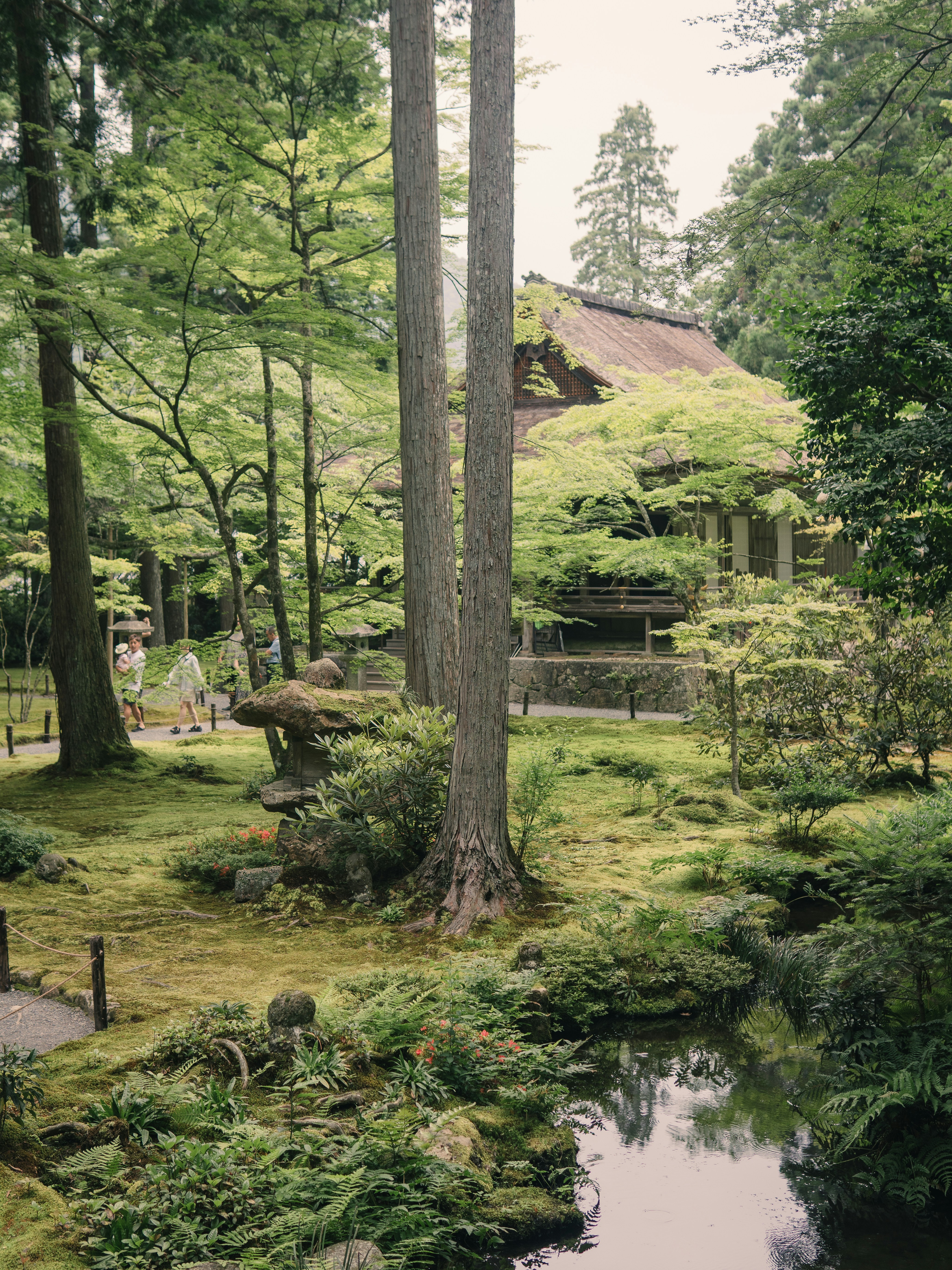 Taman yang tenang dengan arsitektur bergaya Jepang.