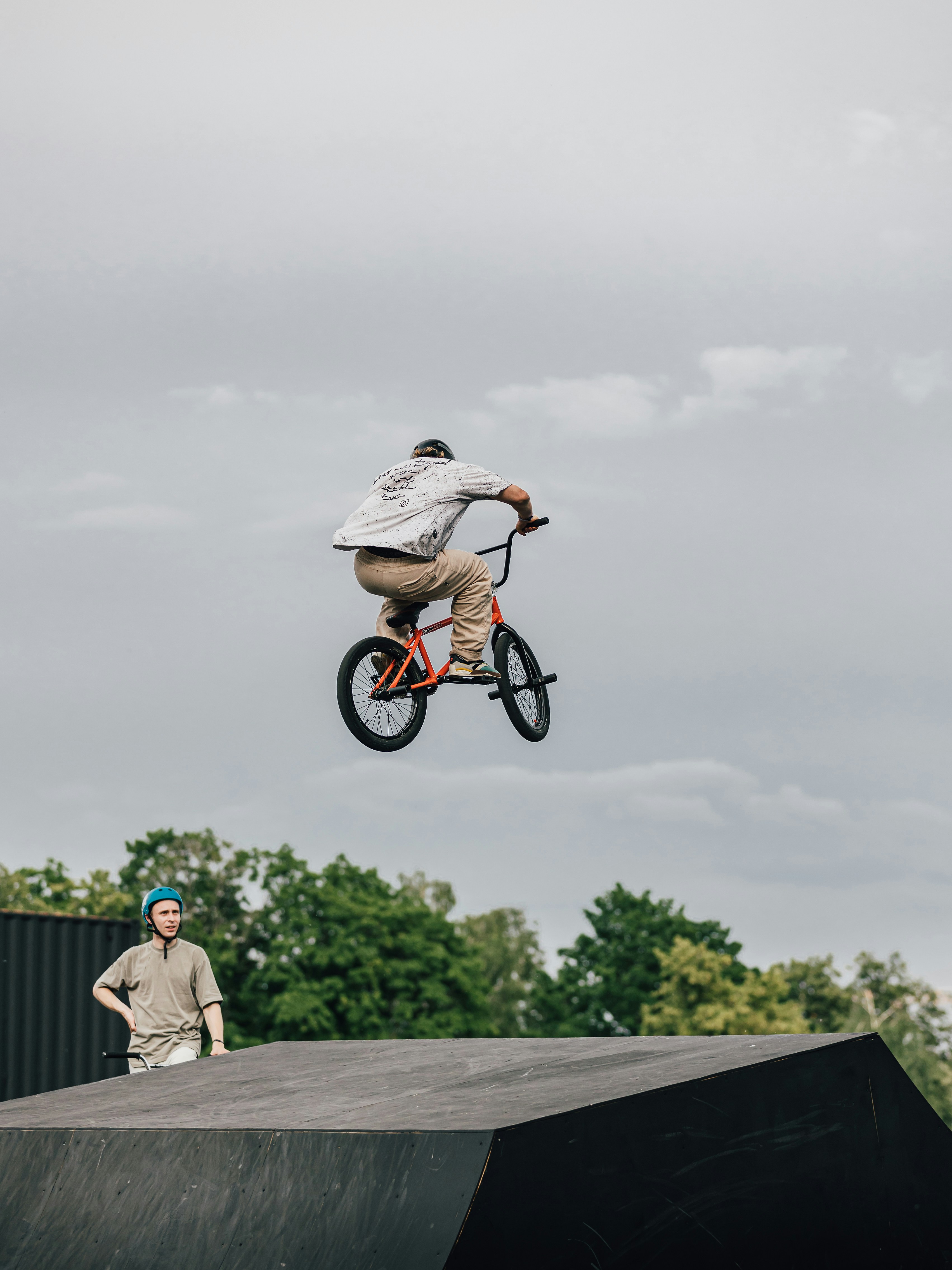 Bmx rider performs a jump at a skatepark photo – Free Community Image on  Unsplash, image size:3000x4000