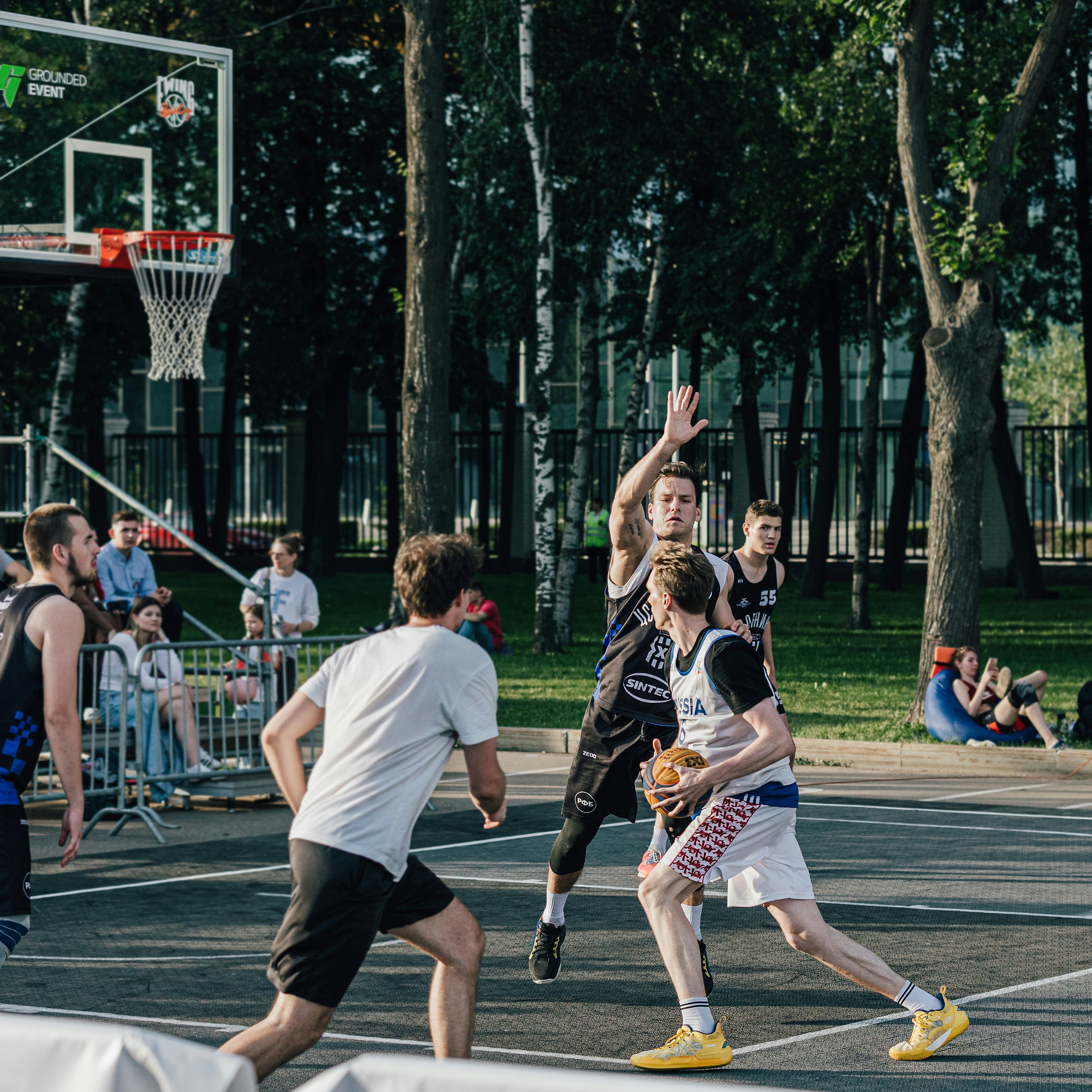 Homens jogando basquete em uma quadra ao ar livre foto – Imagem grátis  sobre Comunidade na Unsplash, image size:3000x3000