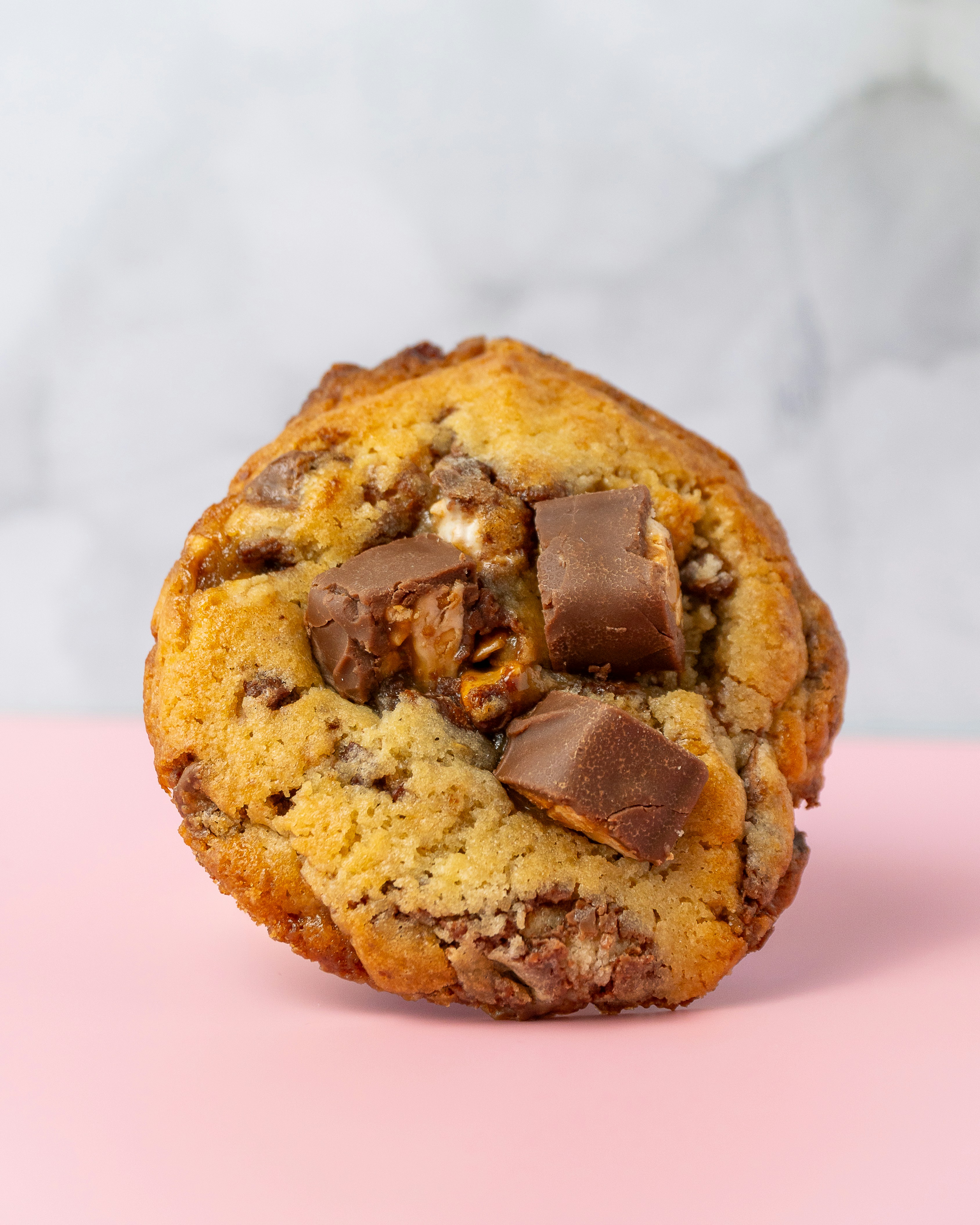 Un délicieux biscuit aux pépites de chocolat avec des morceaux de chocolat