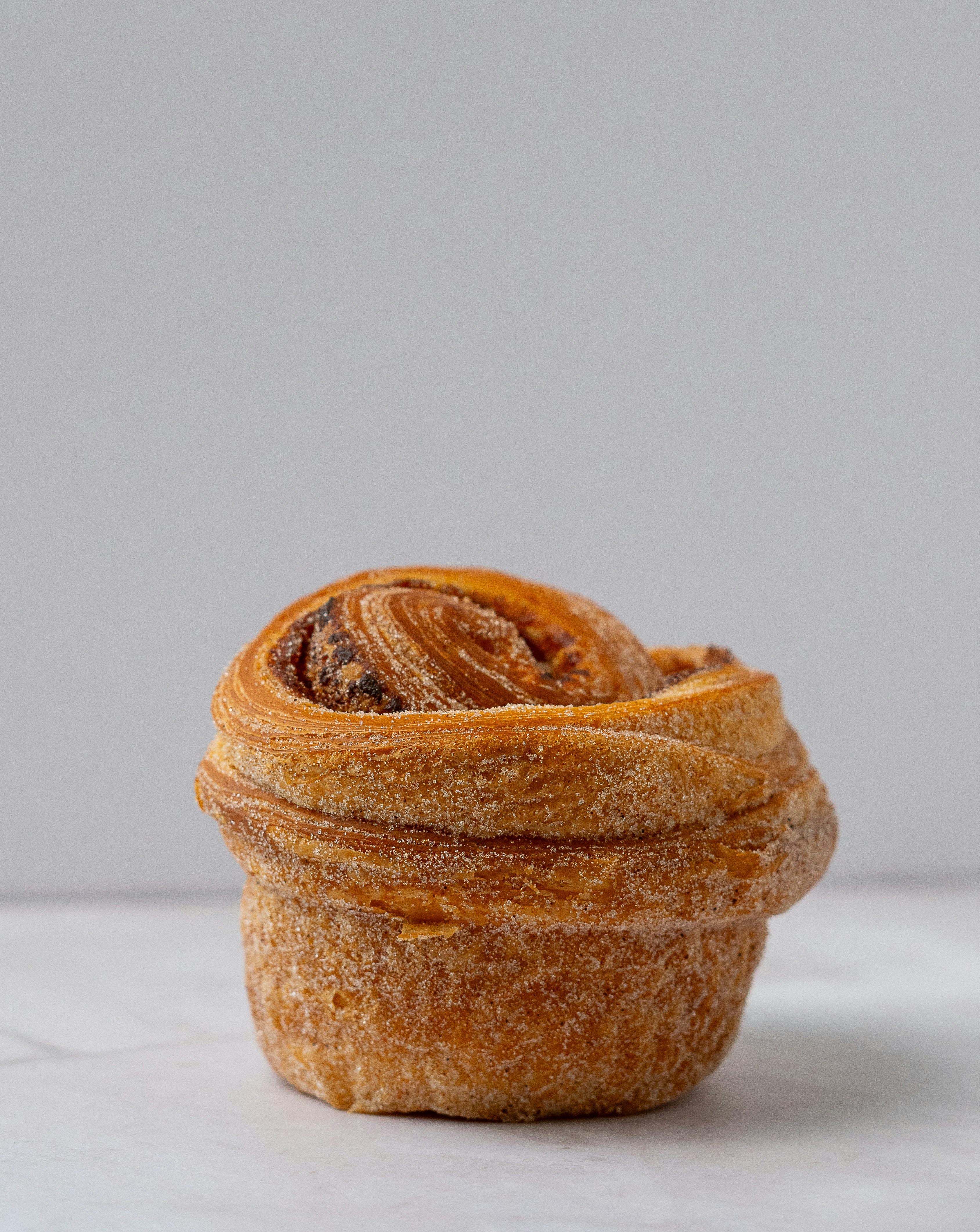 Une pâte tourbillon de cannelle saupoudrée de sucre