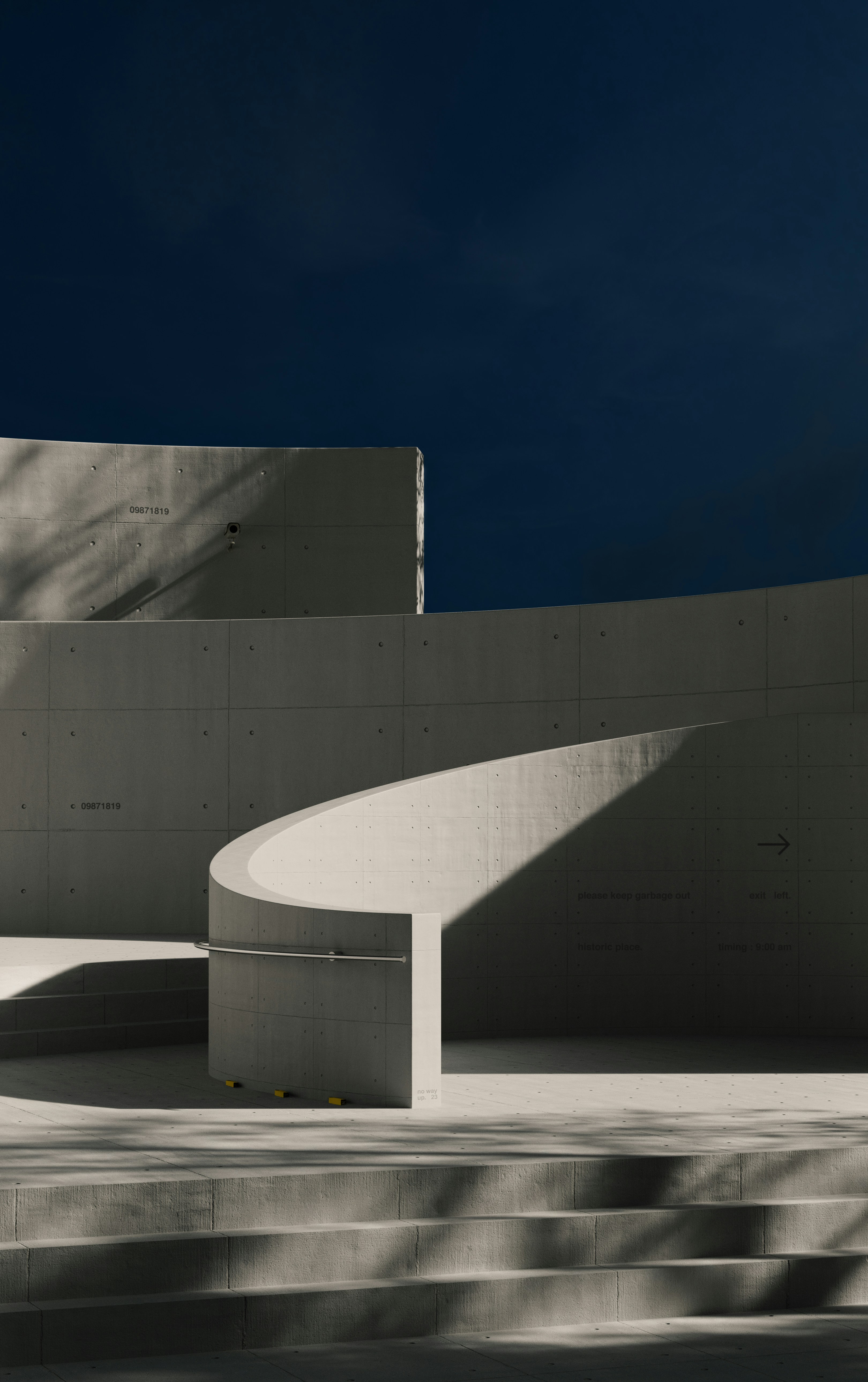 Architecture moderne en béton avec des ombres spectaculaires et un ciel bleu