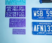 MADOX. RAMKI POD TABLICE REJESTRACYJNE, NAKLEJKI 3D, USŁUGI SITODRUKOWE.