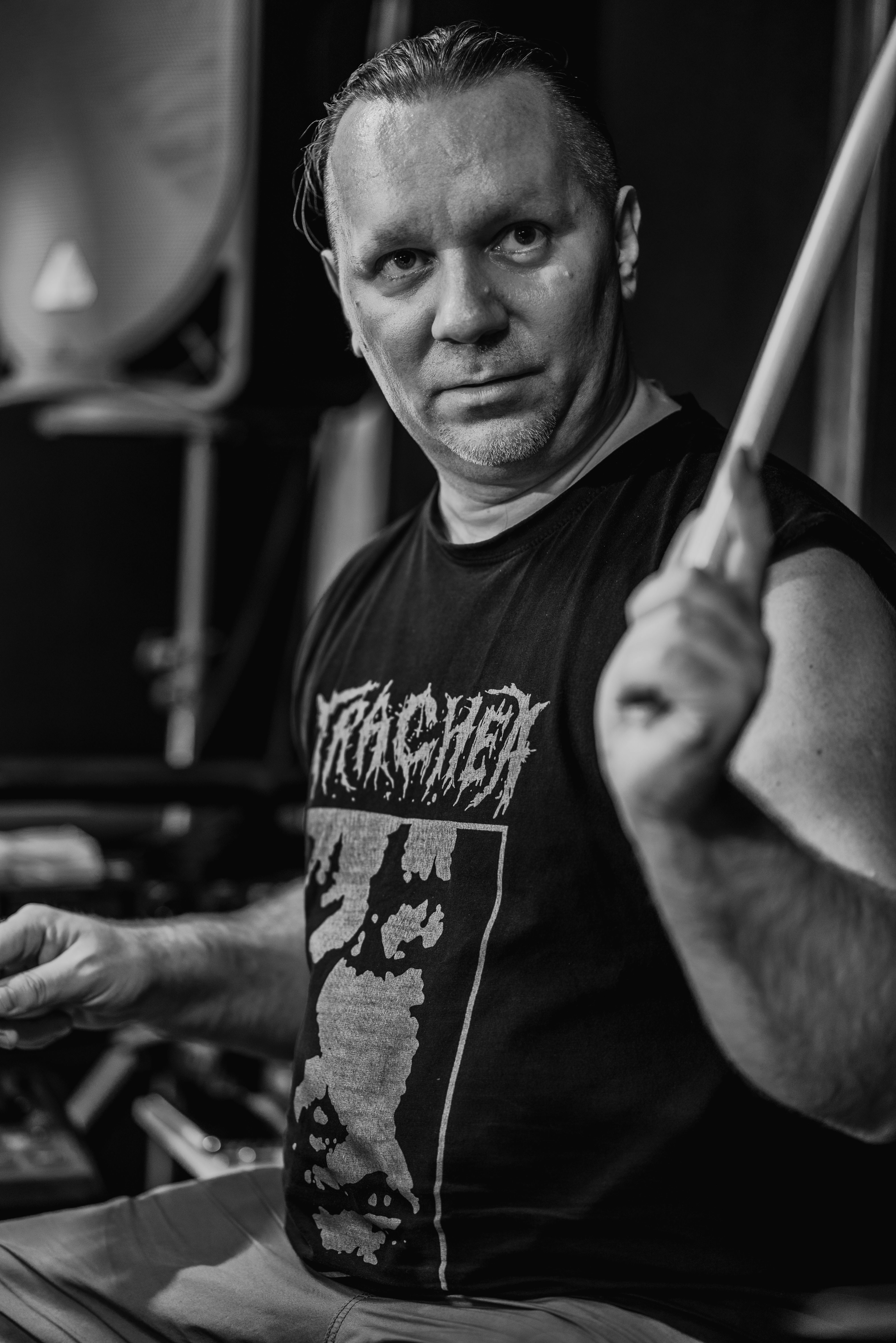 Baterista tocando en concierto de death metal en blanco y negro