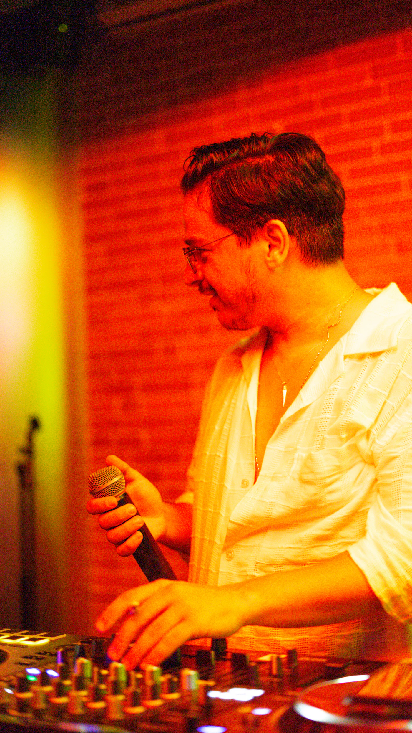 Productor musical mezclando en consola