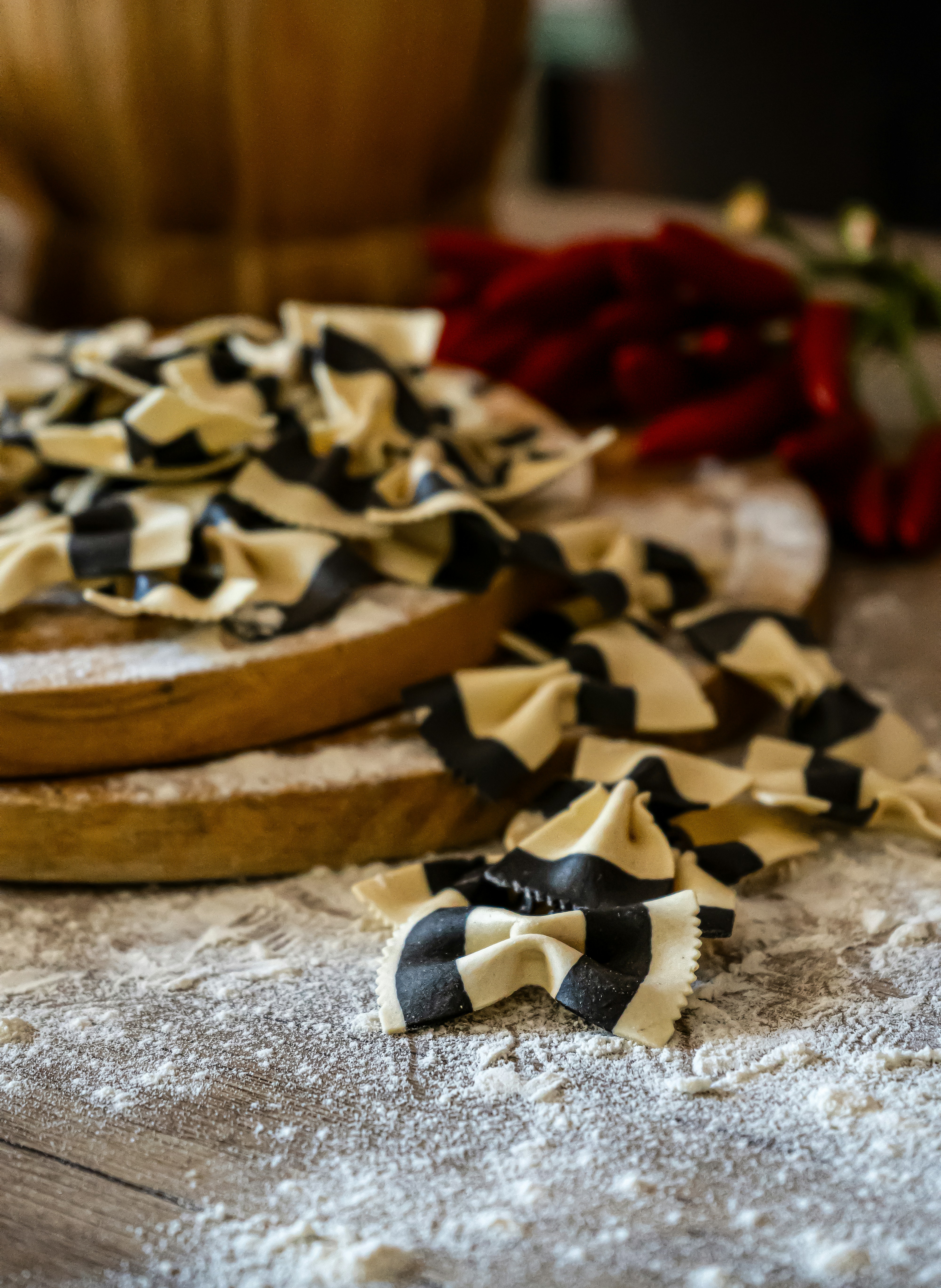 Macarrão gravata borboleta com listras pretas em uma superfície de madeira