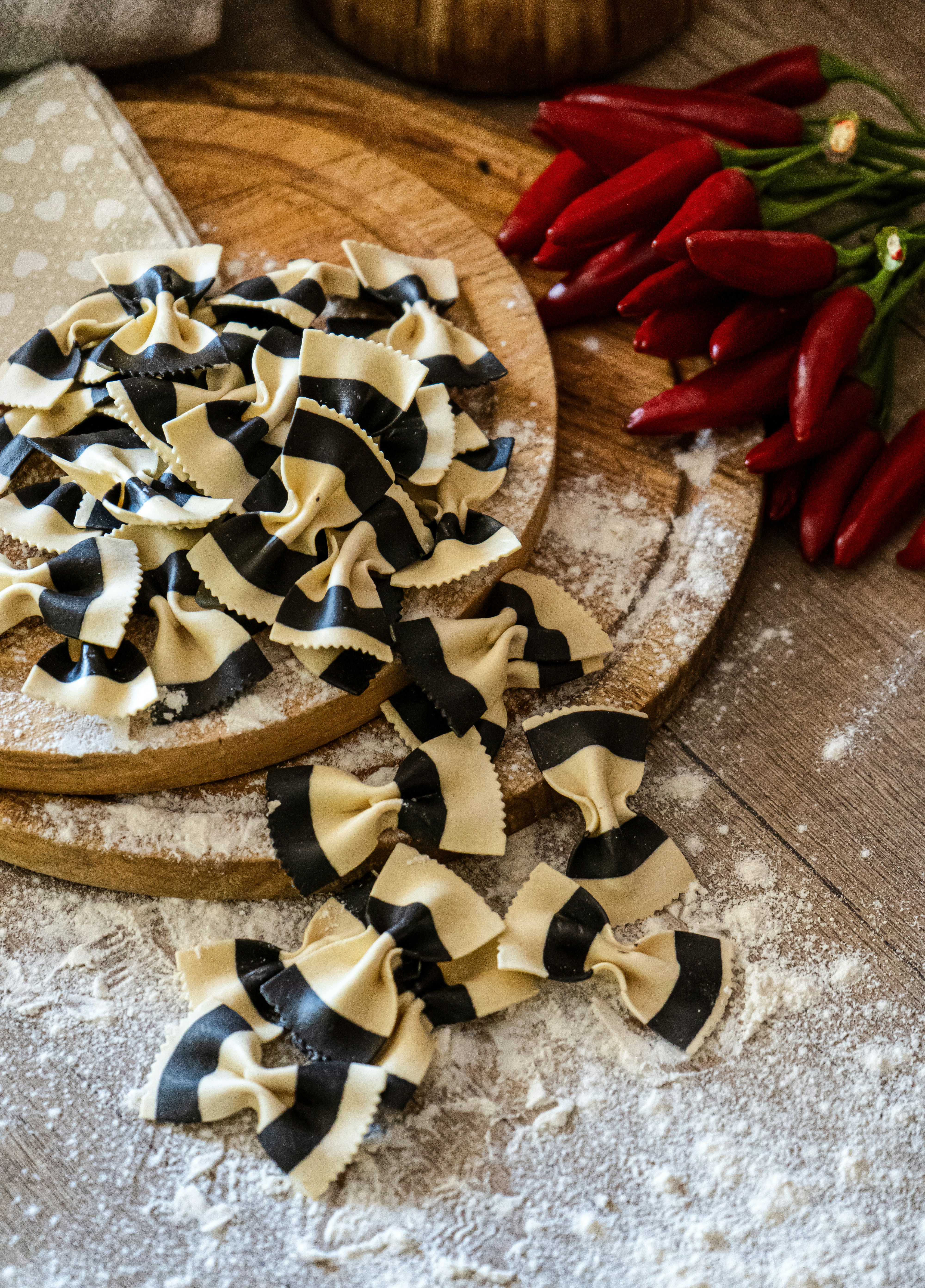 Macarrão gravata borboleta com listras pretas e pimenta vermelha