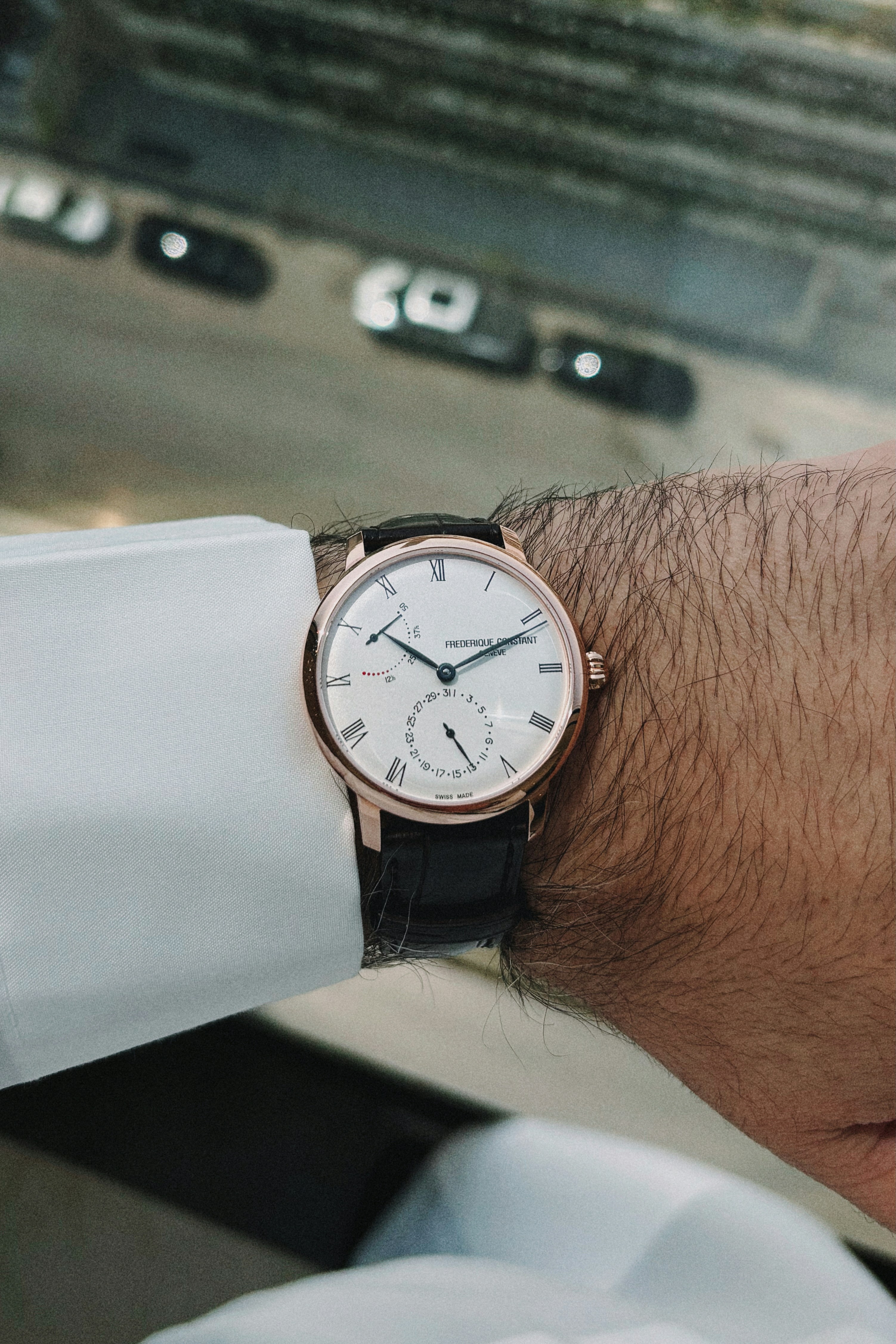 Homem vestindo um relógio de ouro rosa com pulseira preta