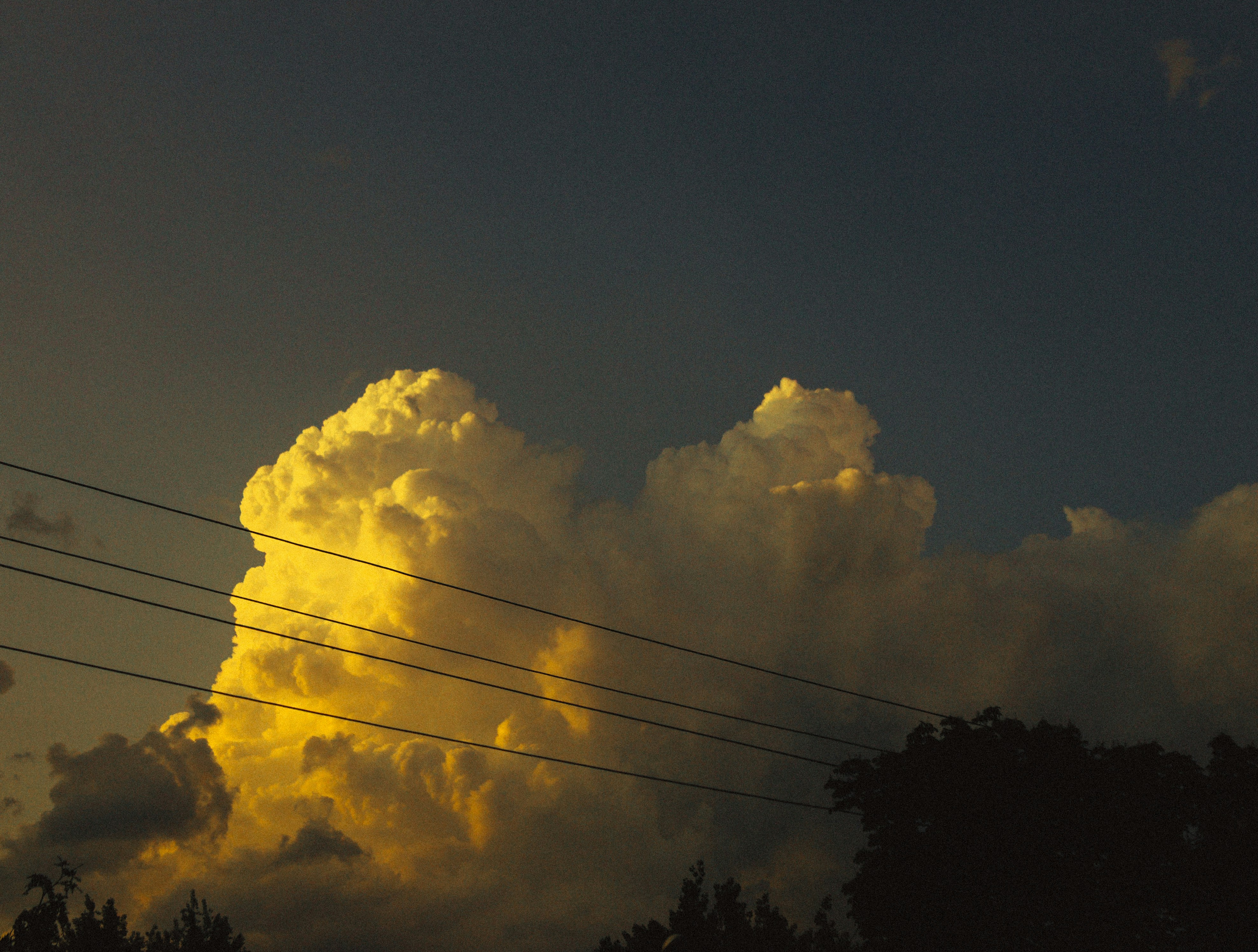 Espectaculares nubes doradas iluminadas por la luz del atardecer