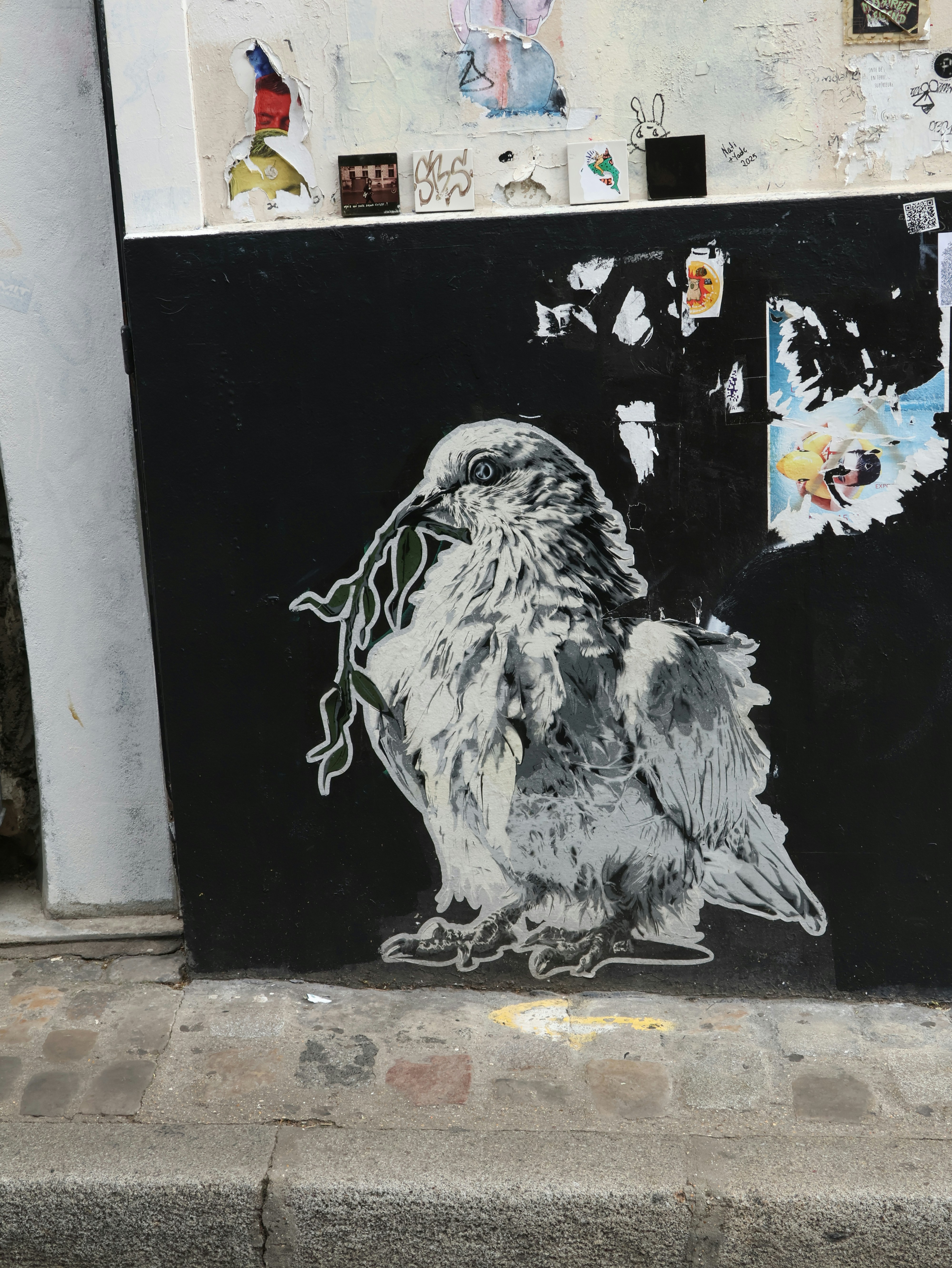 검은 벽에 올빼미의 낙서