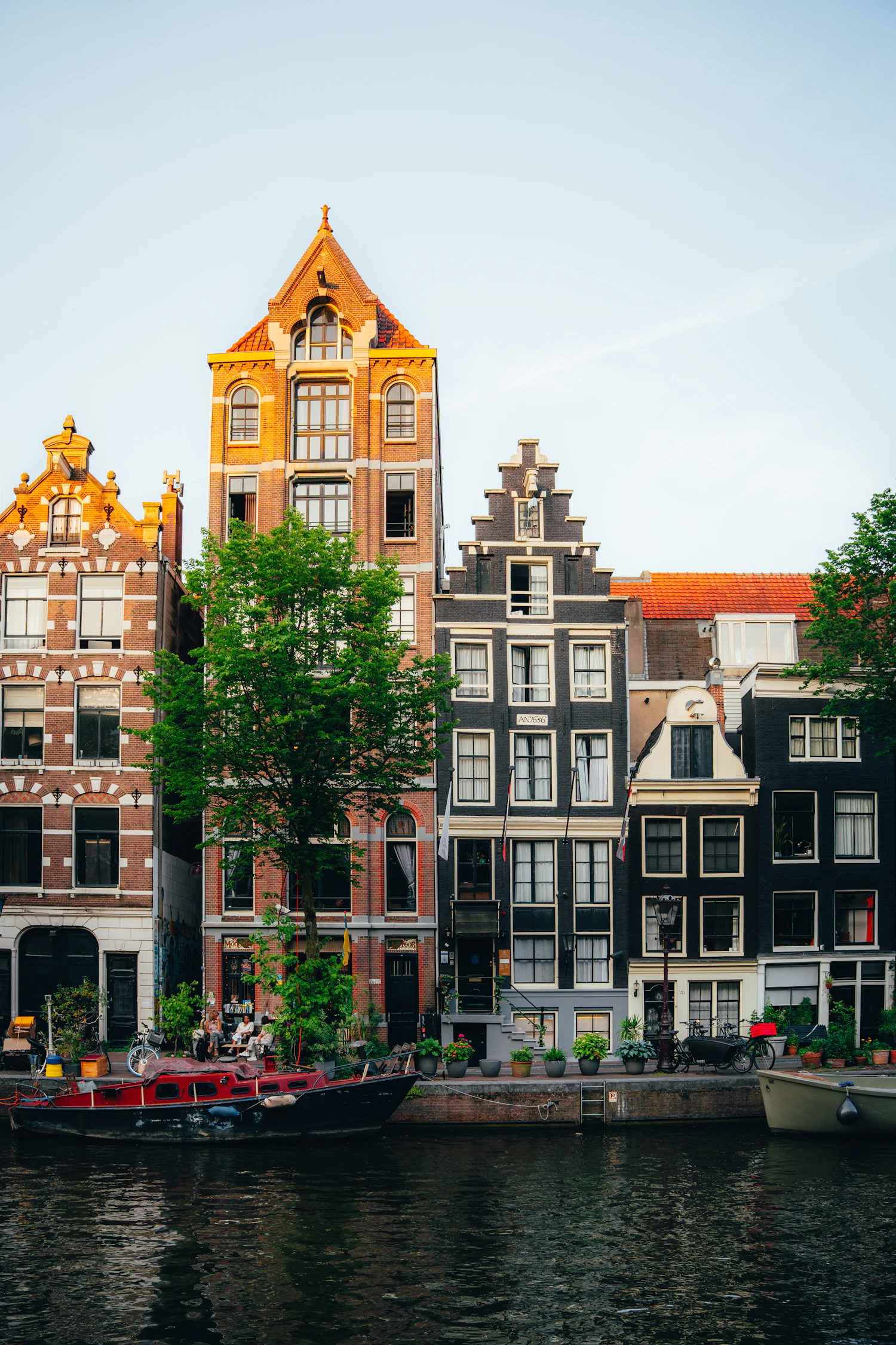 Casas históricas a lo largo de un canal de Ámsterdam en un día soleado de verano, Países Bajos