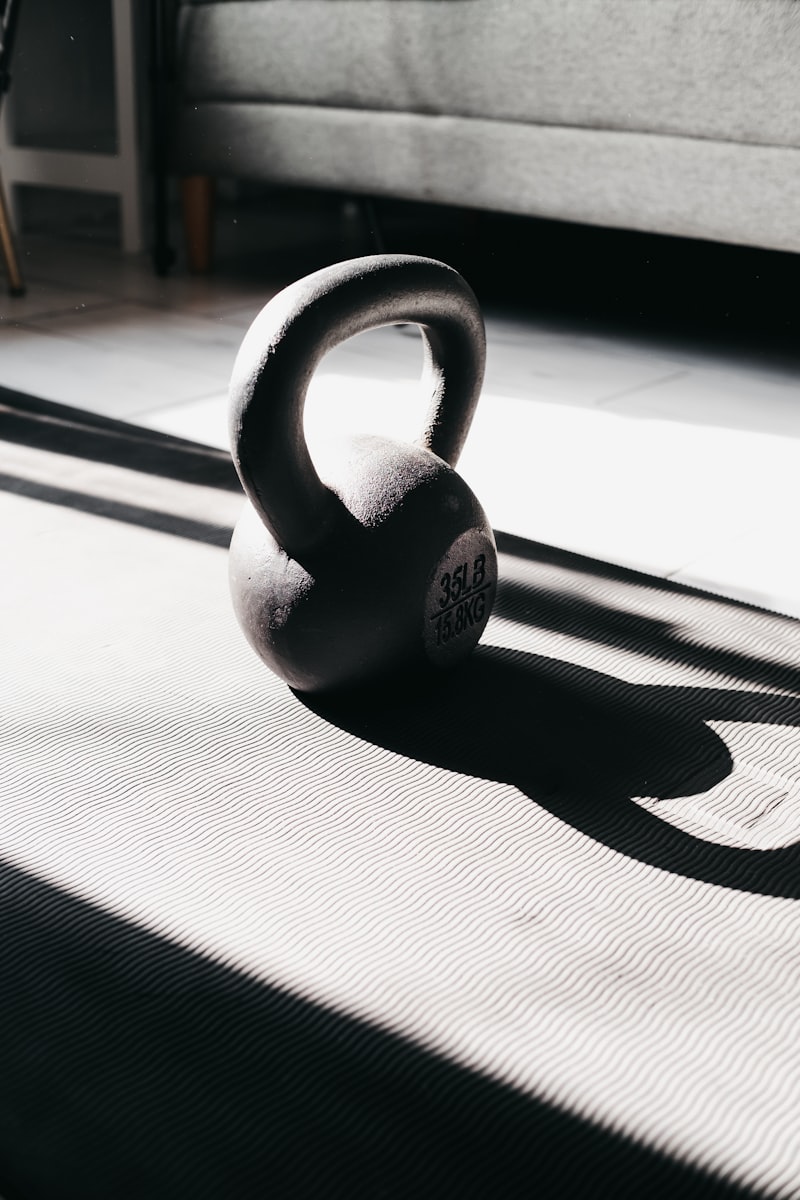 Kettlebell na podložce v přirozeném světle