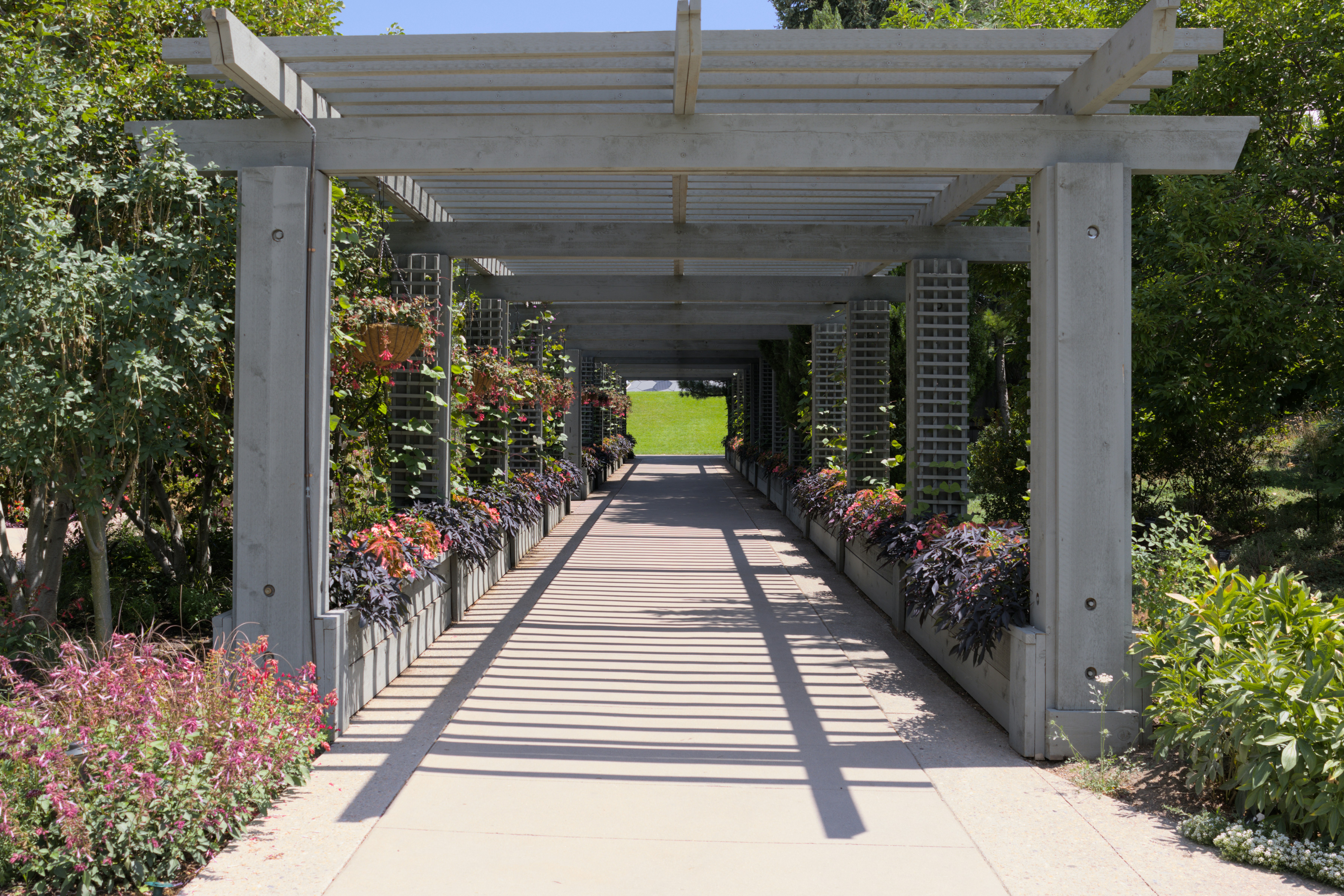 A peaceful garden or walking path at a Malibu facility - Luxury drug rehab Malibu
