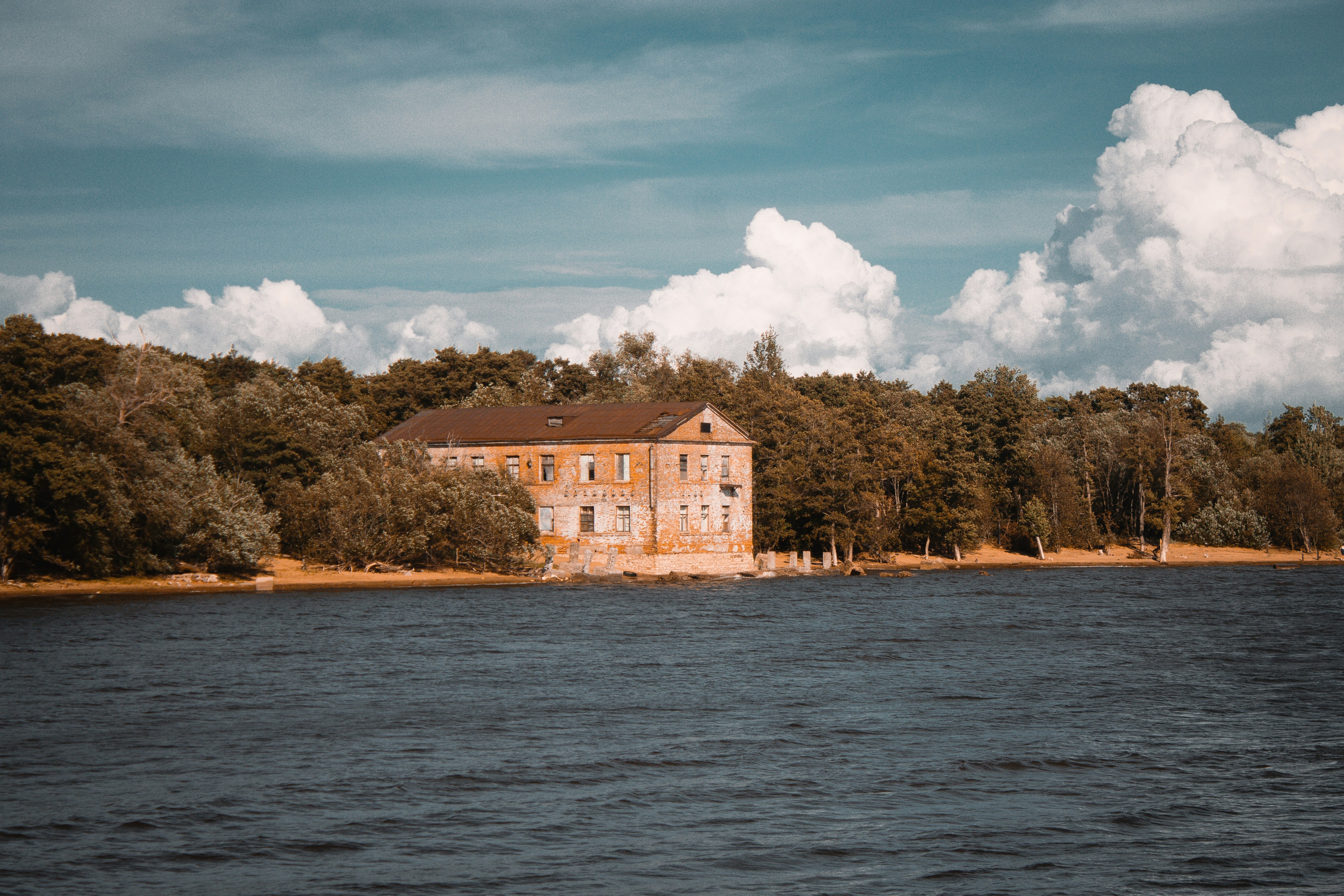 木々に囲まれた湖畔の歴史的建造物