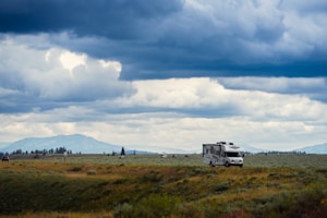 Camper van in paesaggio naturale