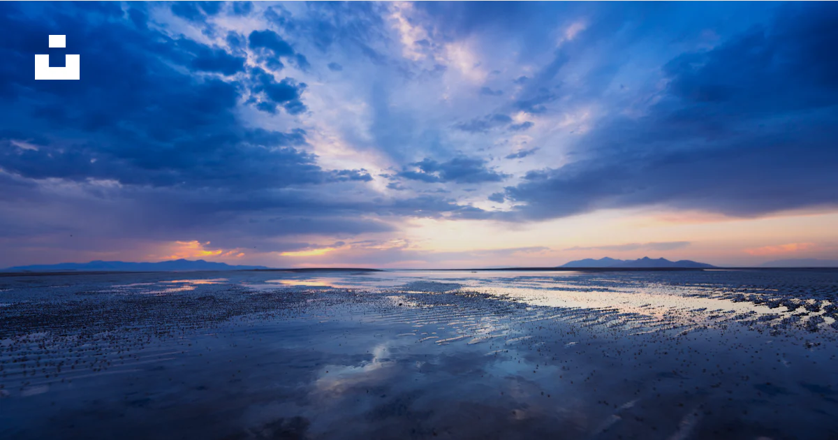 Reflective Ocean Dramatic clouds over a reflective ocean at sunset photo – Free Travel ...