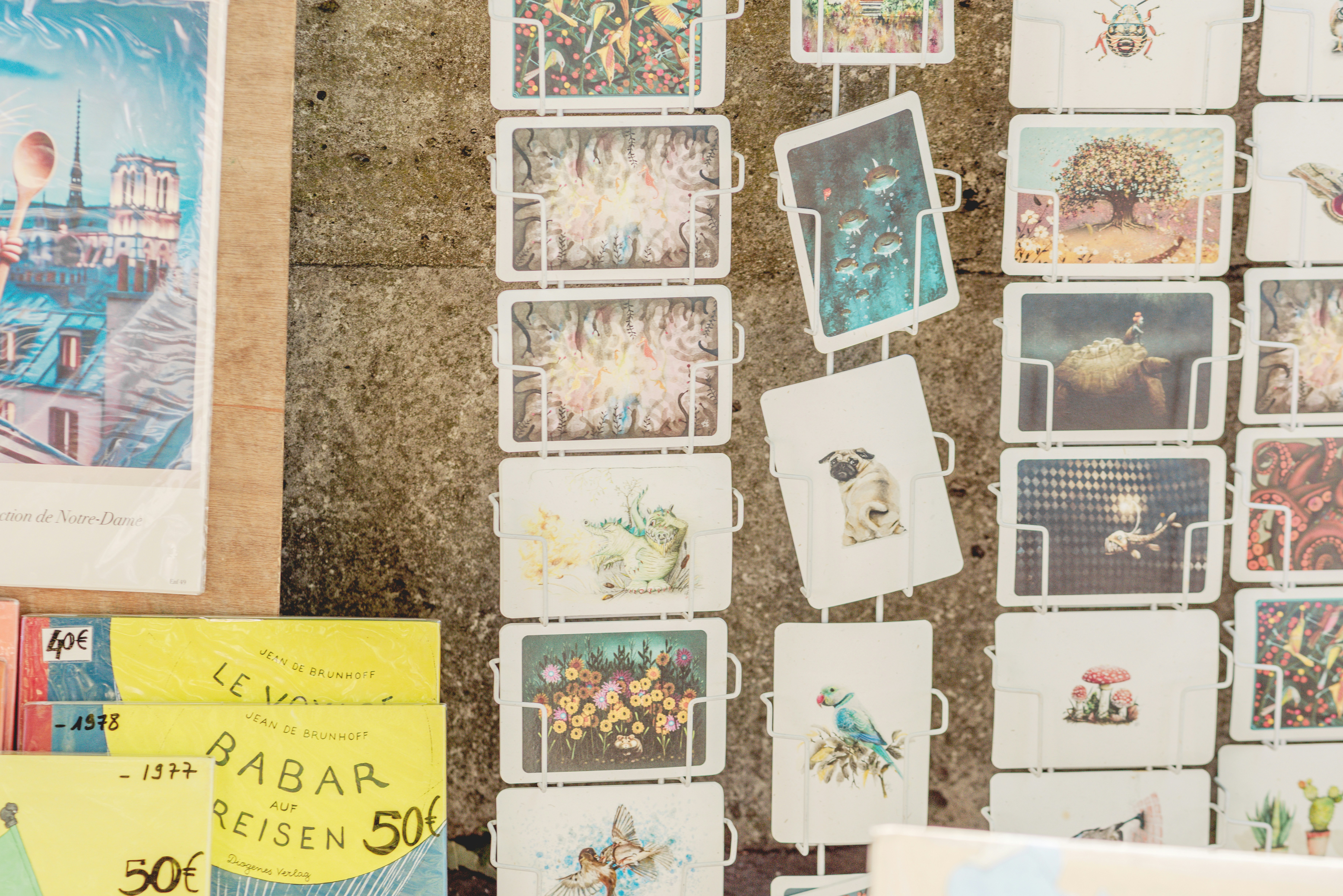 다양한 작은 일러스트 카드와 책이 전시되어 있습니다. 사진 – Unsplash의 무료 예술 이미지, image size:3000x2002