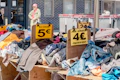 Bac de vêtements avec une promotion affichée