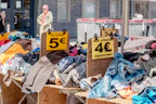 Bac de vêtements avec une promotion affichée