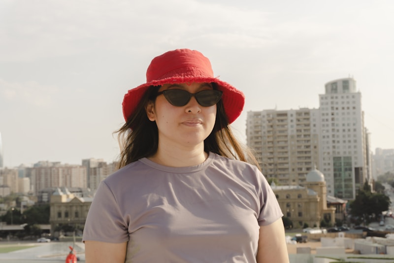 Mujer chic con sombrero rojo y lentes de sol