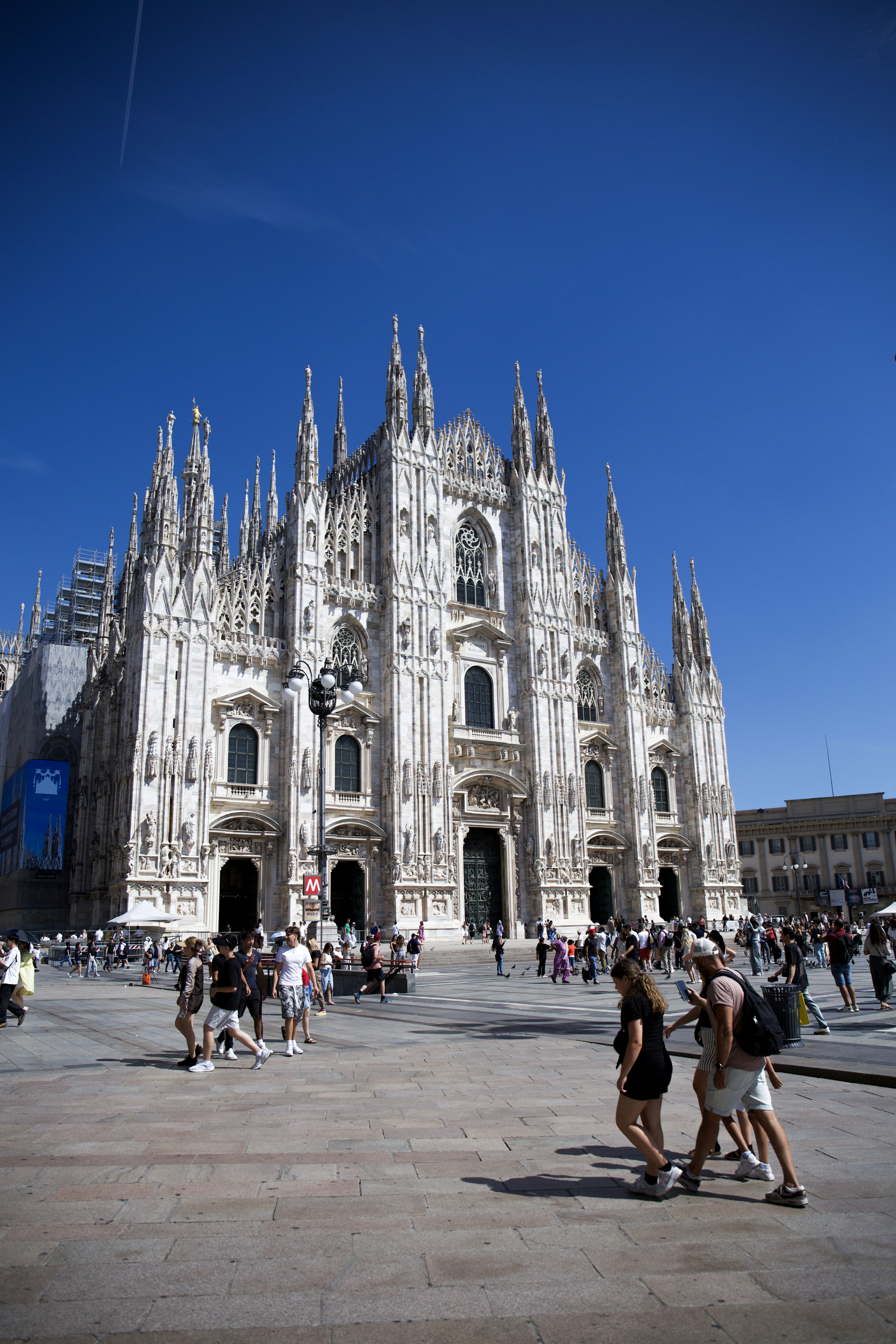 Duomo di Milano in una giornata di sole con gente
