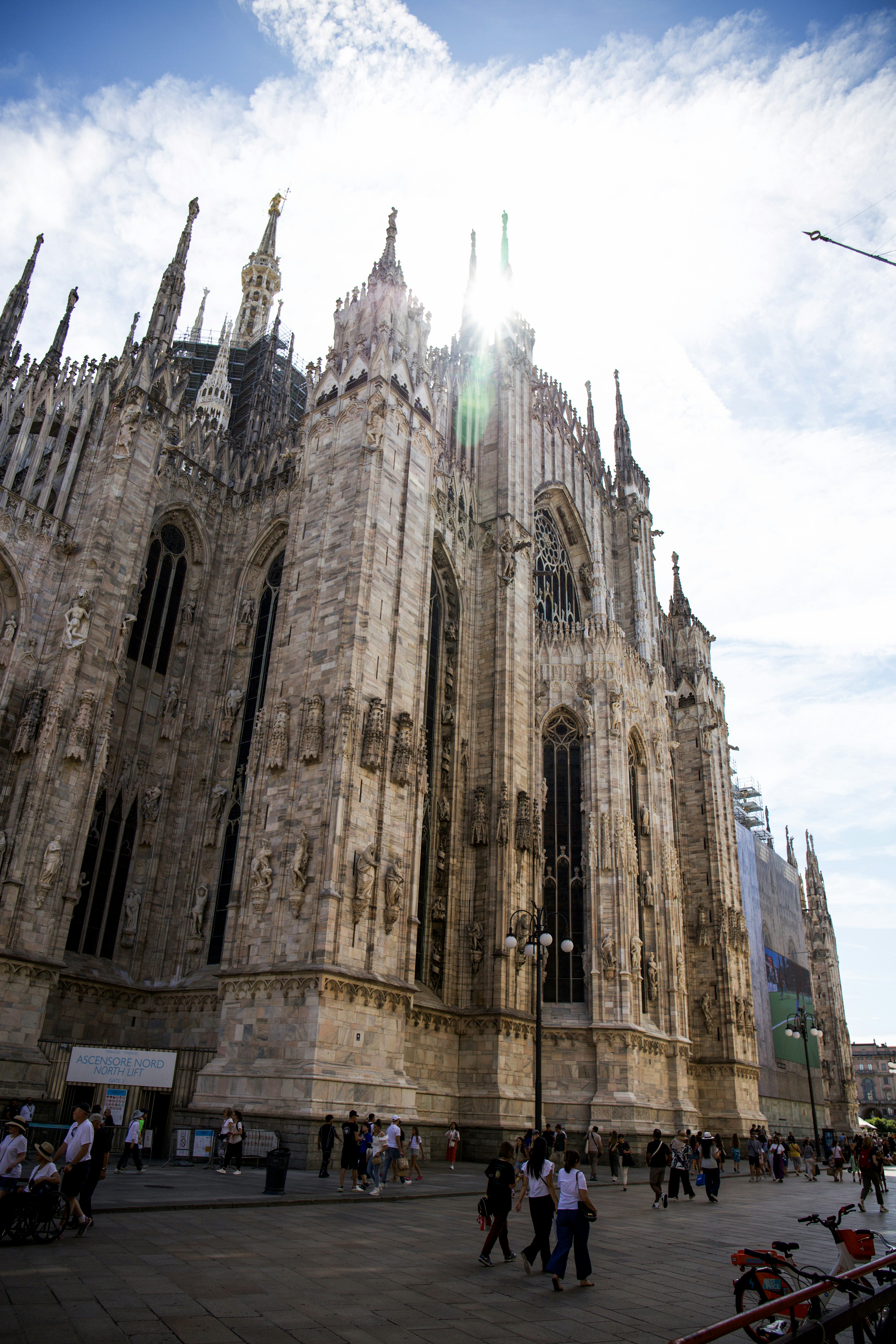 Cattedrale gotica dettagliata con persone che camminano all'esterno.