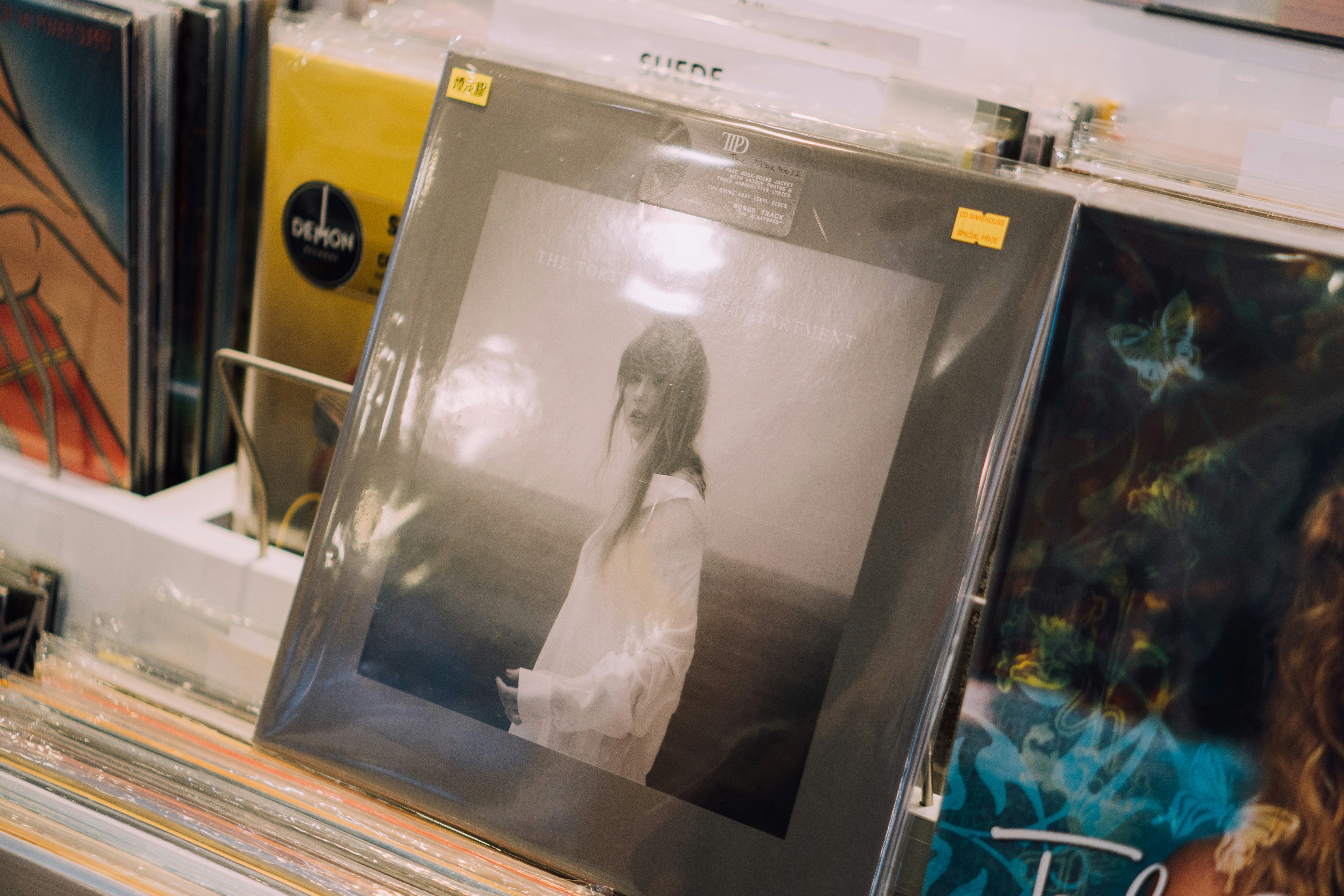 Vinyl-Albumcover zum Verkauf ausgestellt