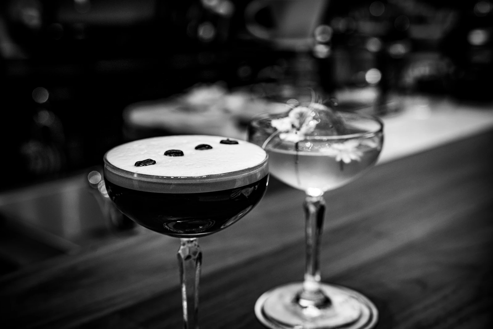 Symbolfoto: Cocktails auf einer dunkel beleuchteten Bar