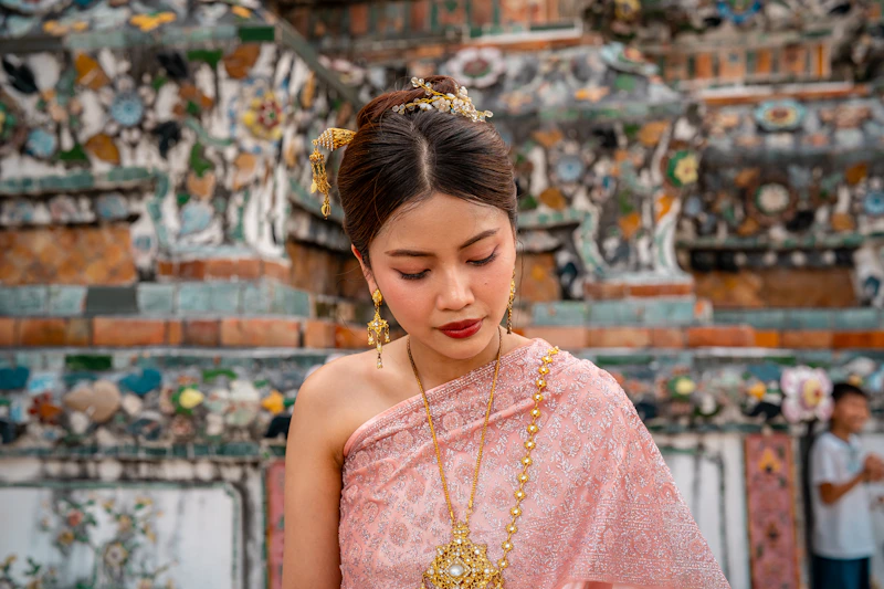 Sugar Mommy ในชุดไทยโบราณพร้อมฉากหลังอันวิจิตร