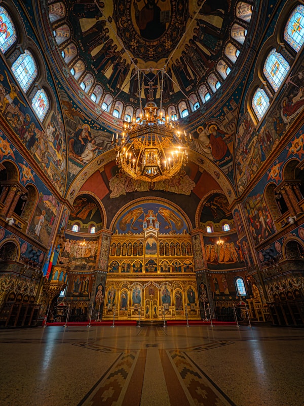 Interior de mănăstire cu fresce pictate pe tavan