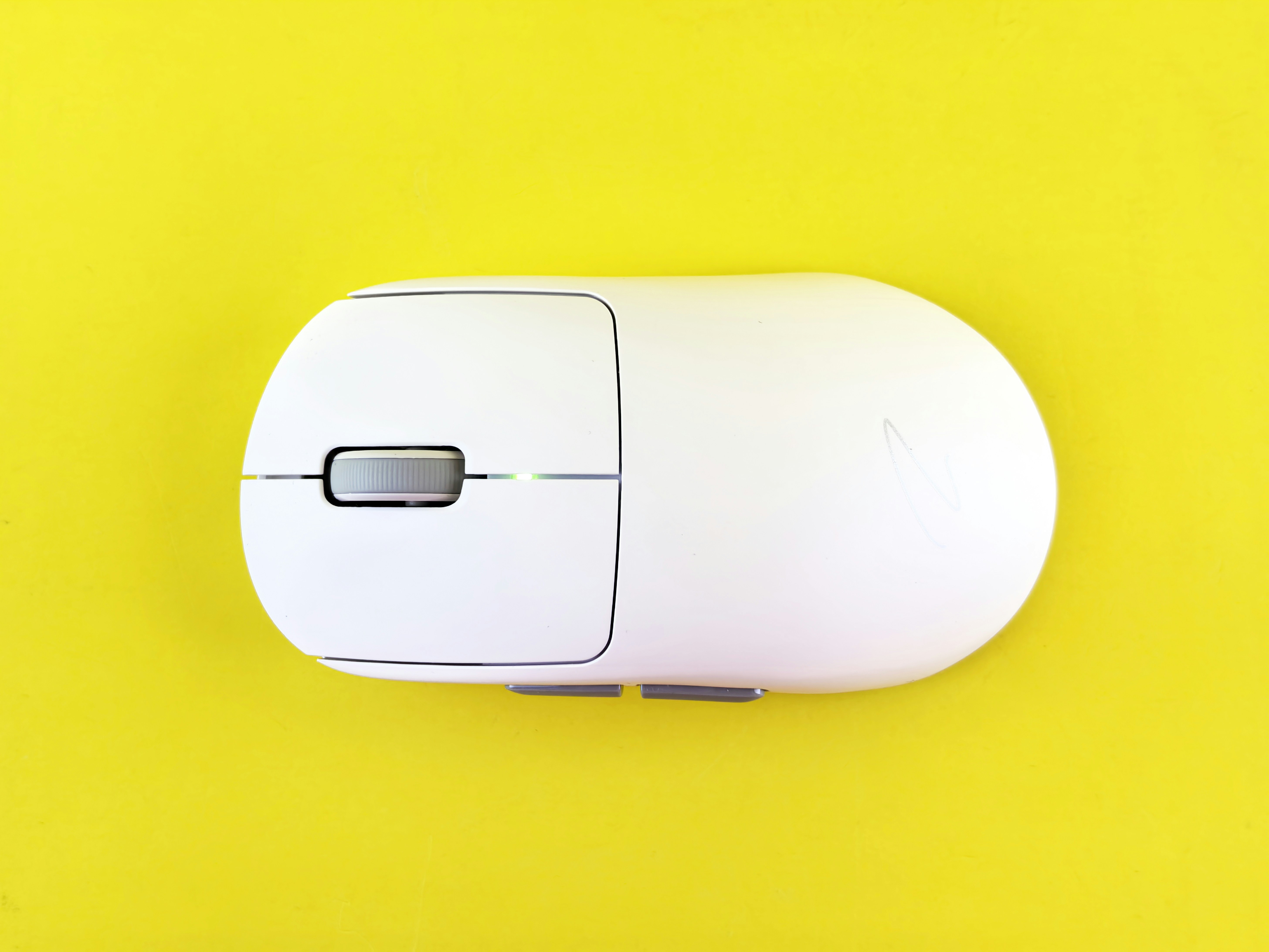 White computer mouse